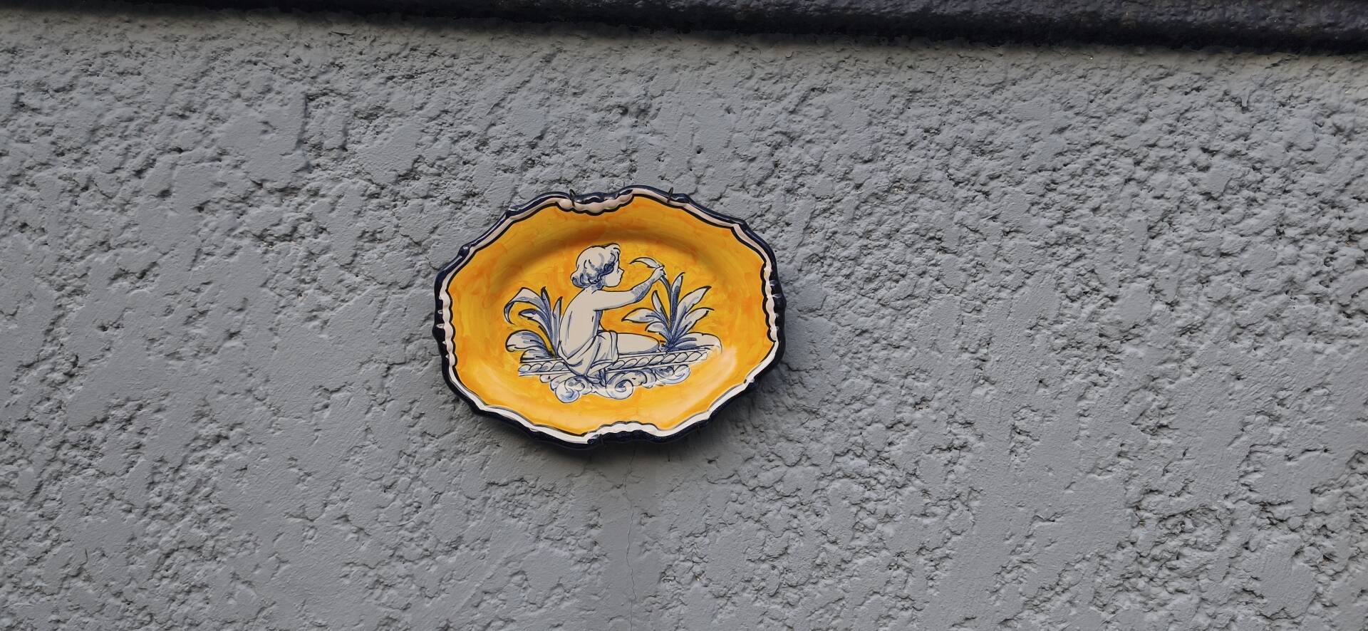 Oval dish in Spanish majolica – El Puente del Arzobispo –