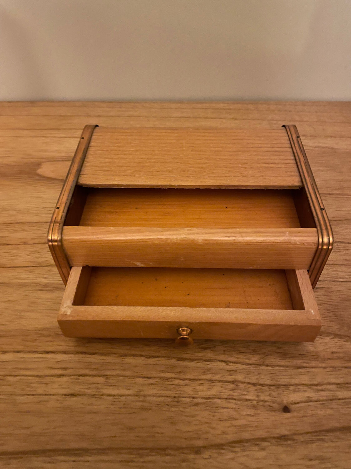 Box from the 40s-50s with a sliding wooden lid and copper.