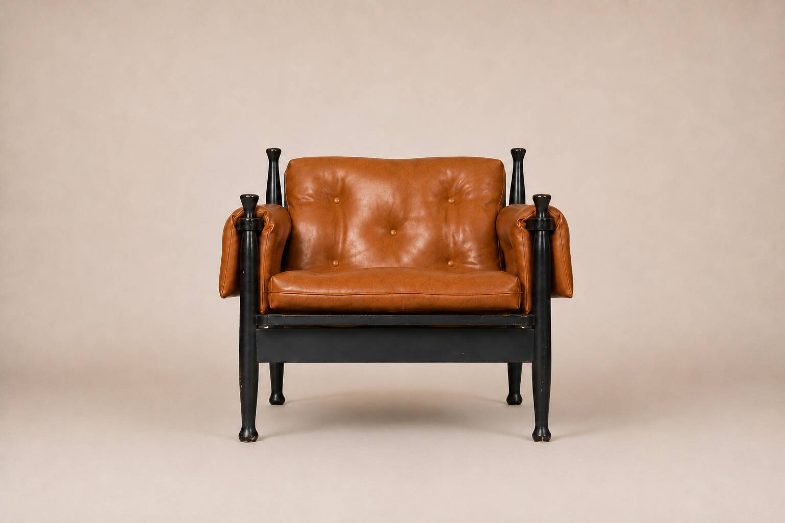 Paire de fauteuils lounge « safari » en cuir cognac et hêtre noir — c. 1970