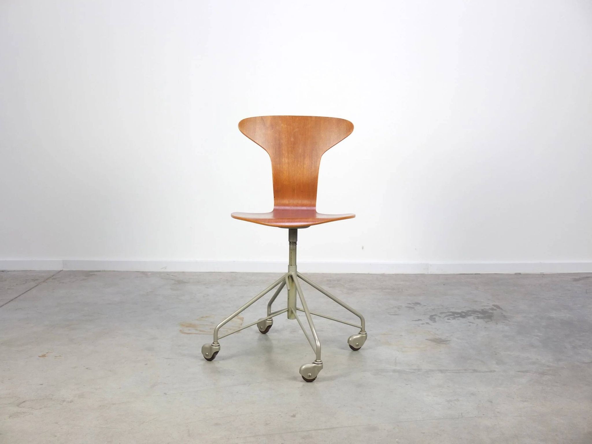 1st edition 'Mosquito' swivel desk chair by Arne Jacobsen for Fritz Hansen, 1955