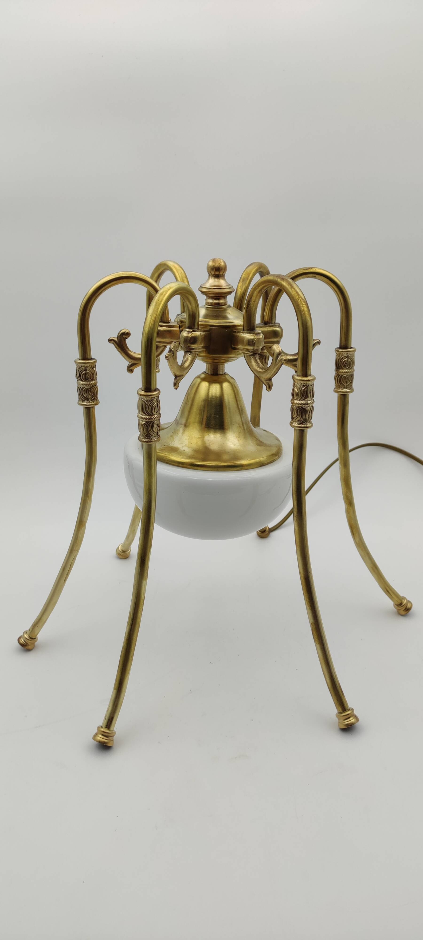 Medusa lamp in brass and opaline