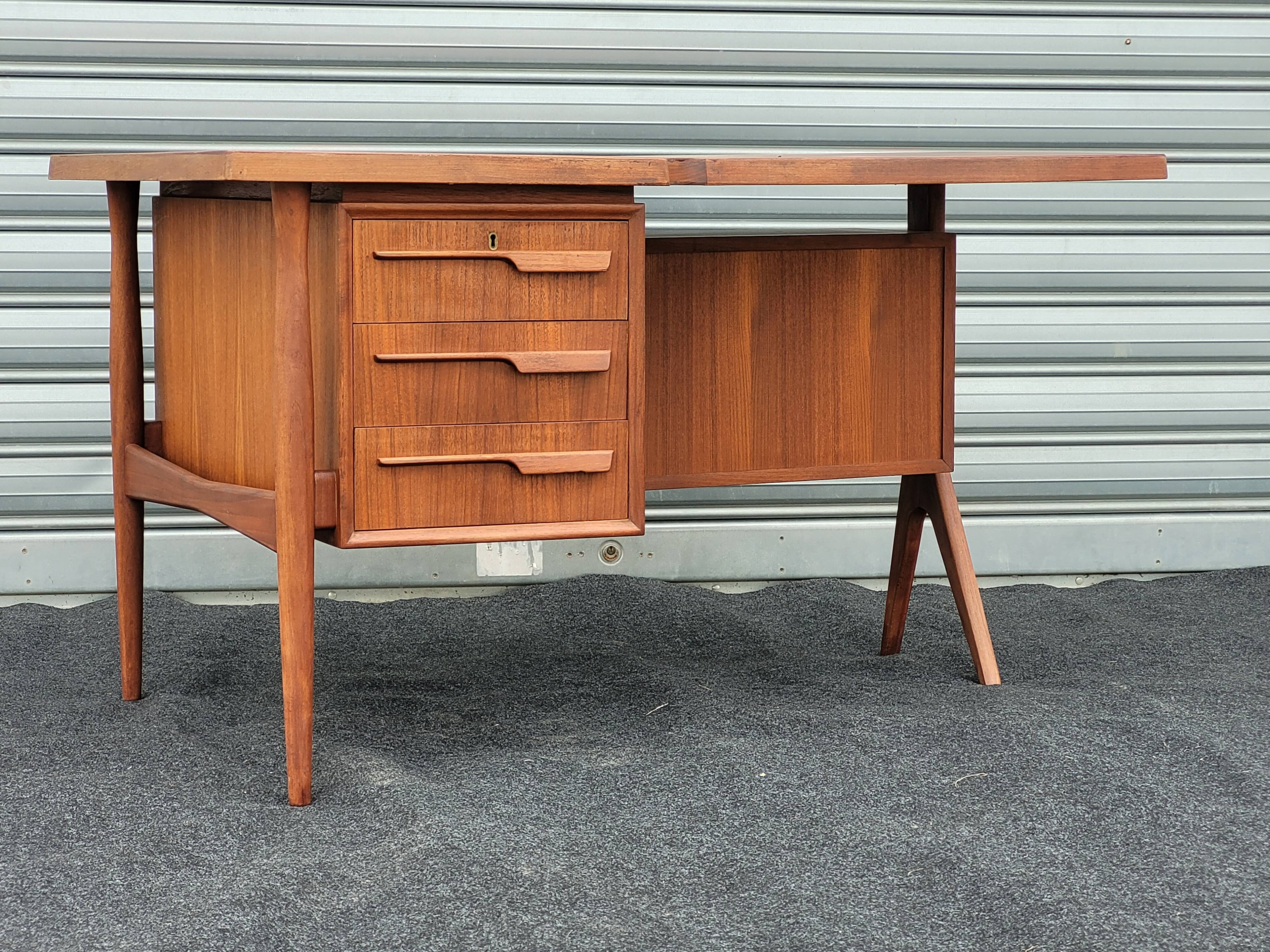 Exceptional Vintage Boomerang desk designed by Jacques Hauville 1960 p