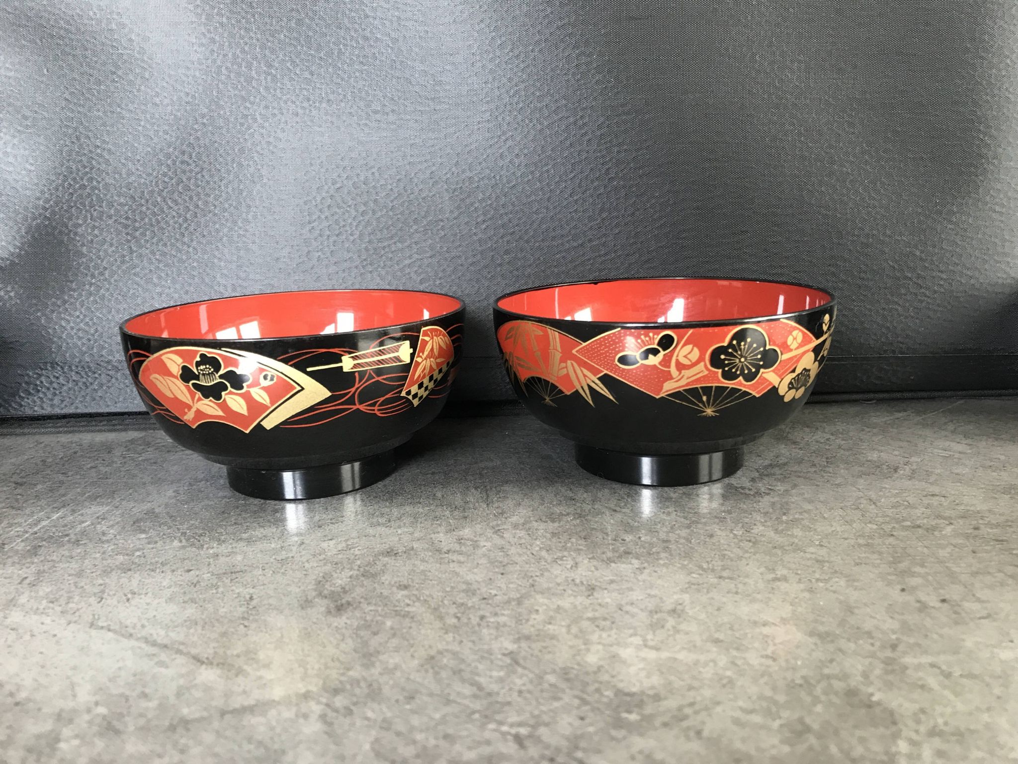 Set of 4 japanese bowls in lasewood decorated with black and red paint