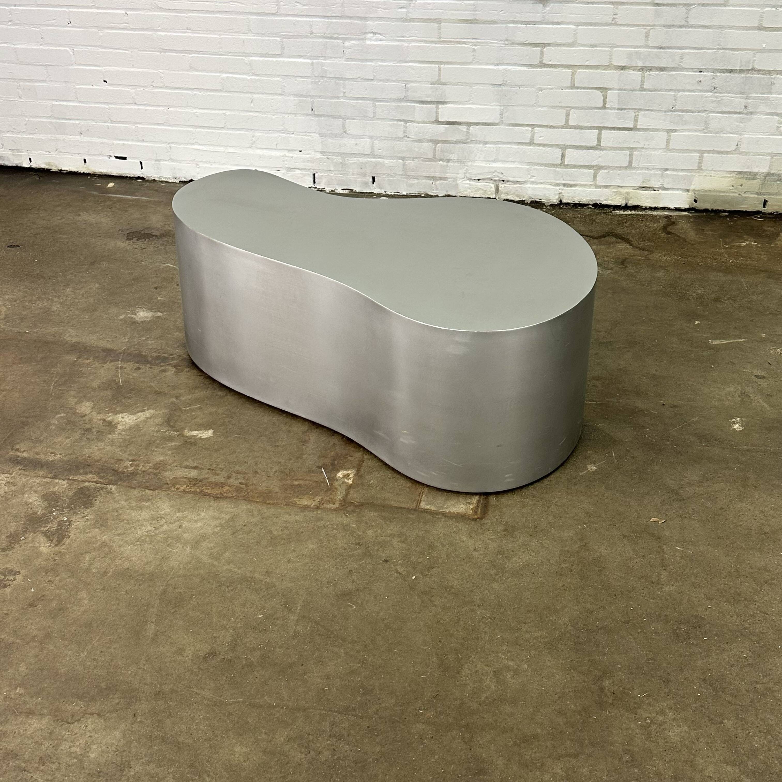 Table basse en acier inoxydable de forme organique