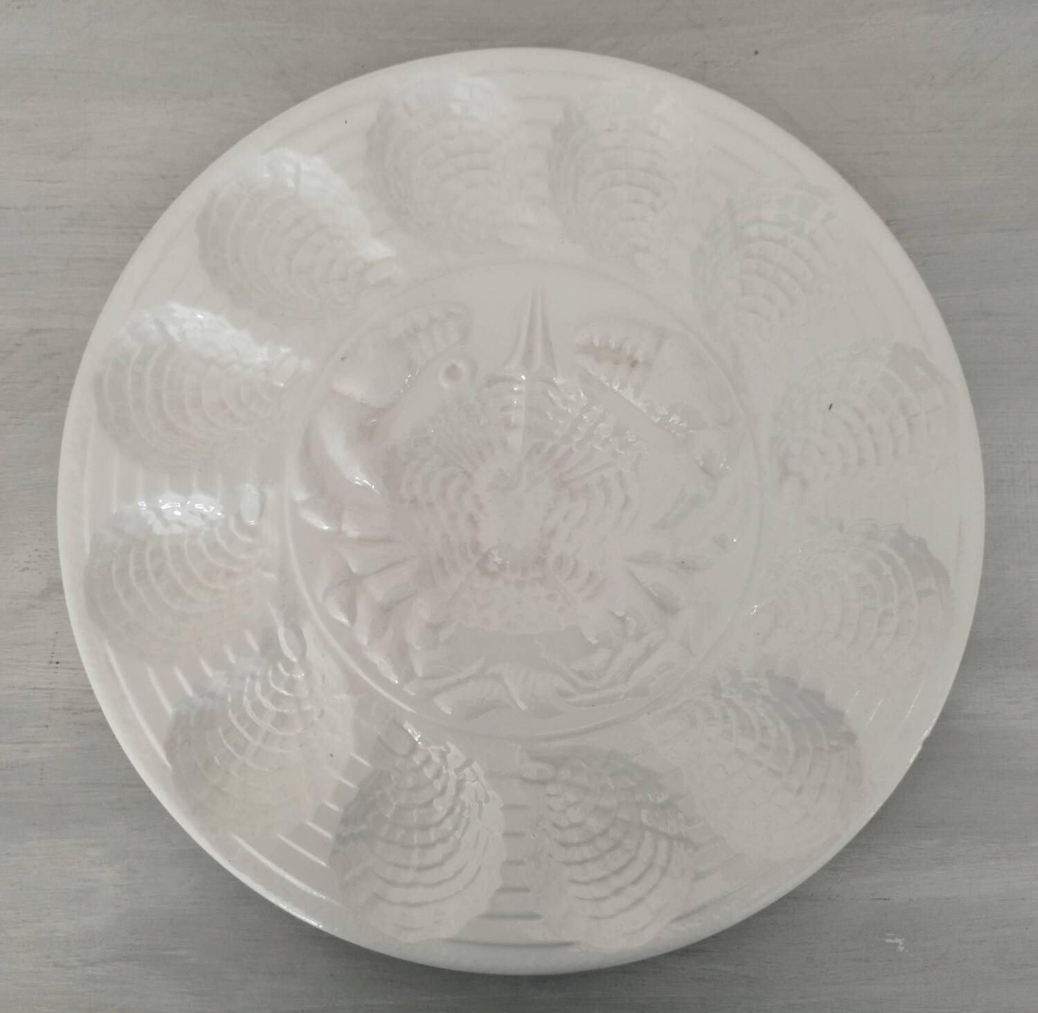 Oyster service dish and 6 plates barbotine earthenware sarreguemines ecru vintage