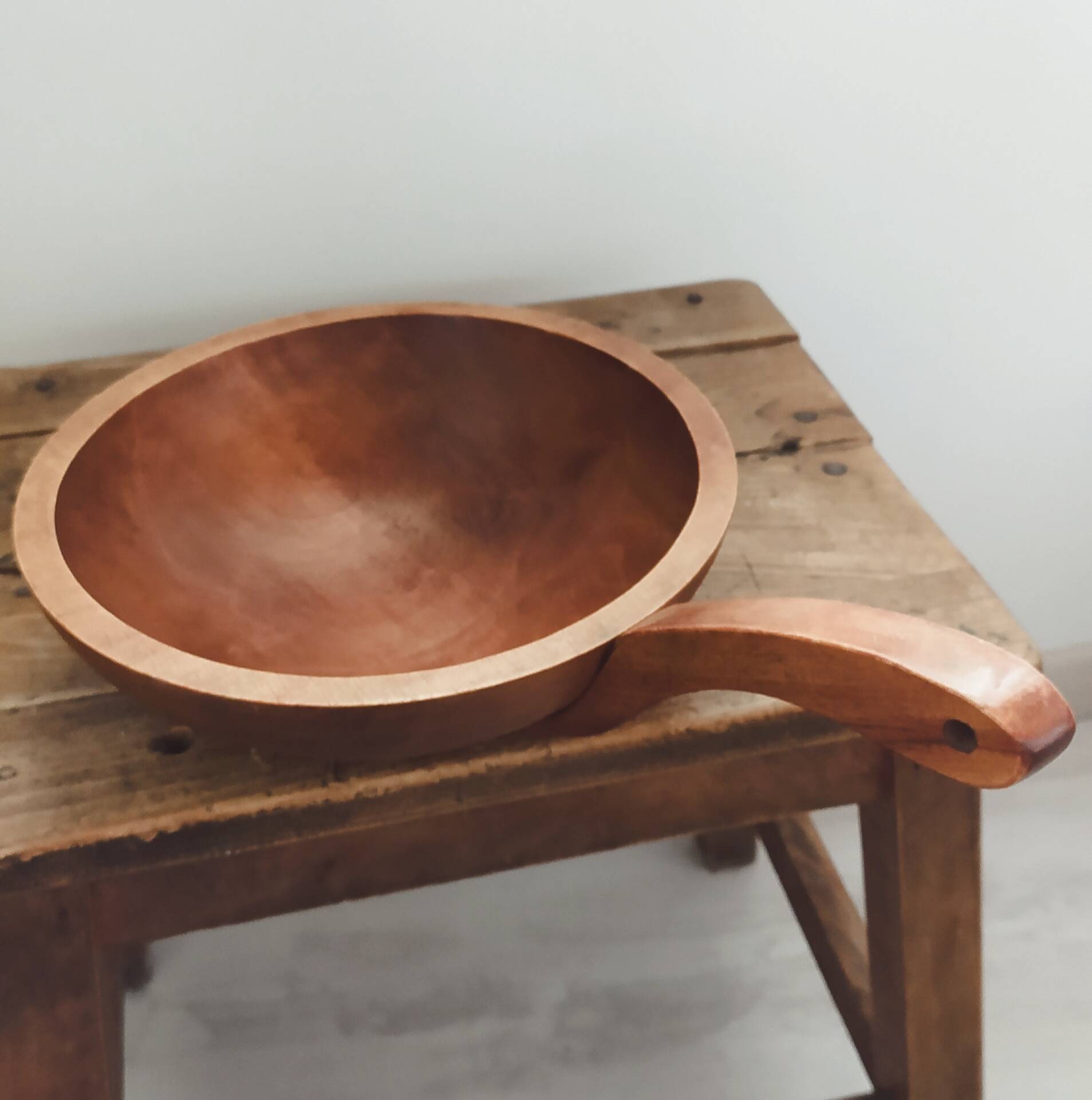 Service bowl, large bowl with wooden handle • Baribocraft • Canada