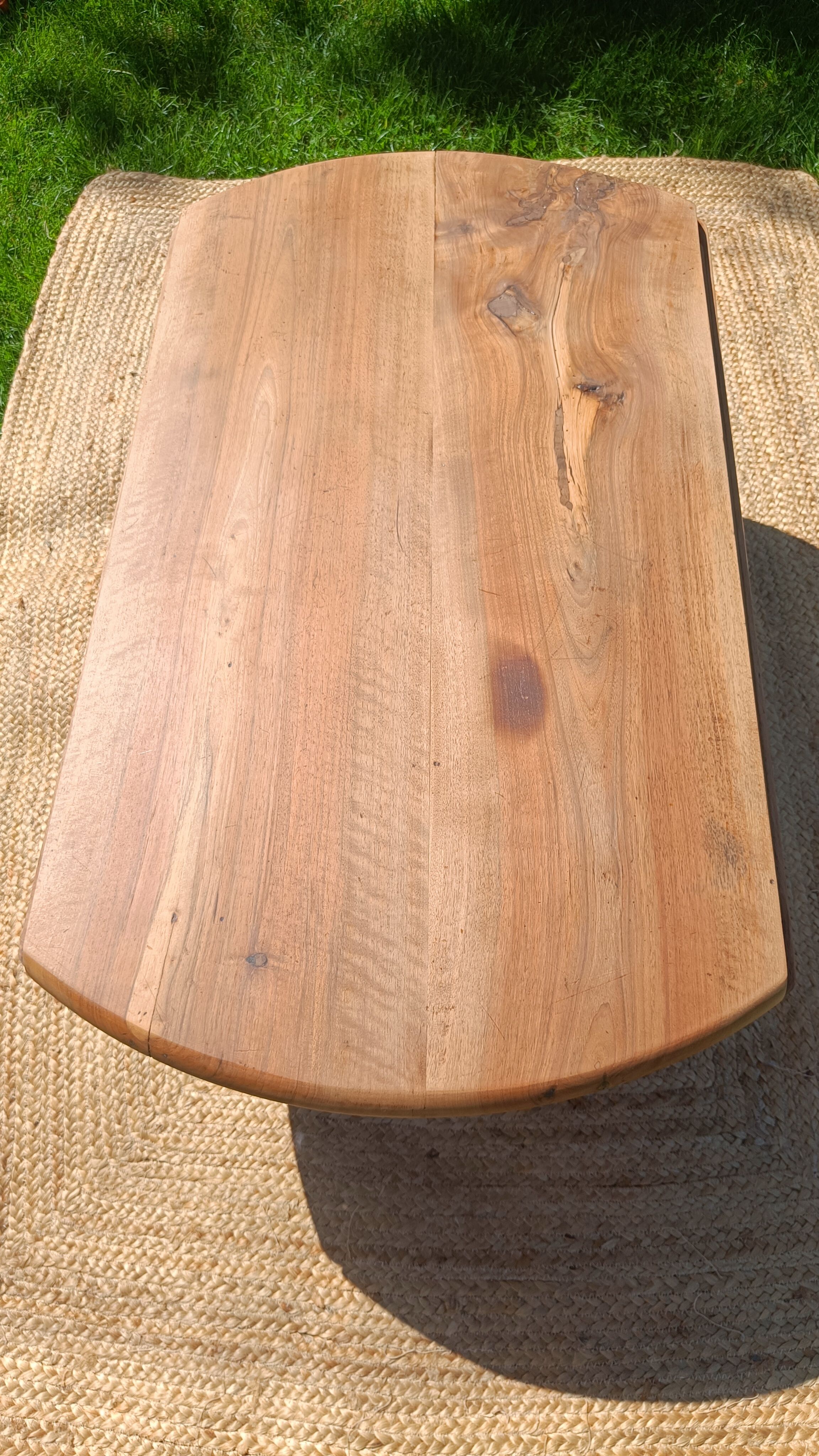 Round coffee table in solid walnut – foldable top