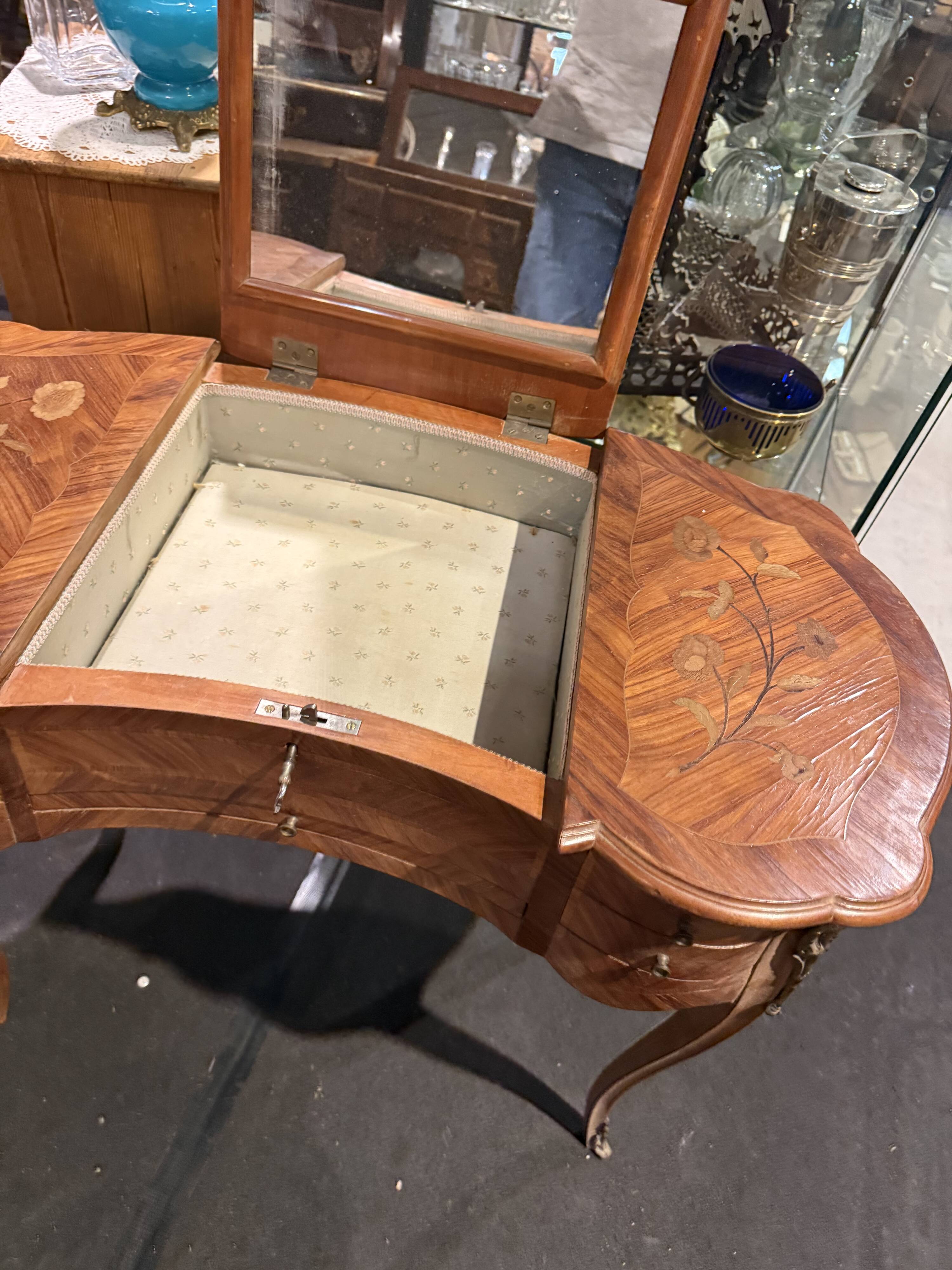 Coiffeuse marqueté en forme de rognon