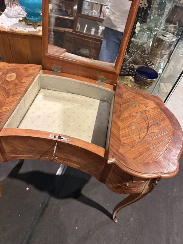 Coiffeuse marqueté en forme de rognon