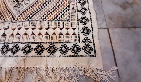 tapis kilim marocain blanc, tapis berbère en laine fait à la main 123x190cm