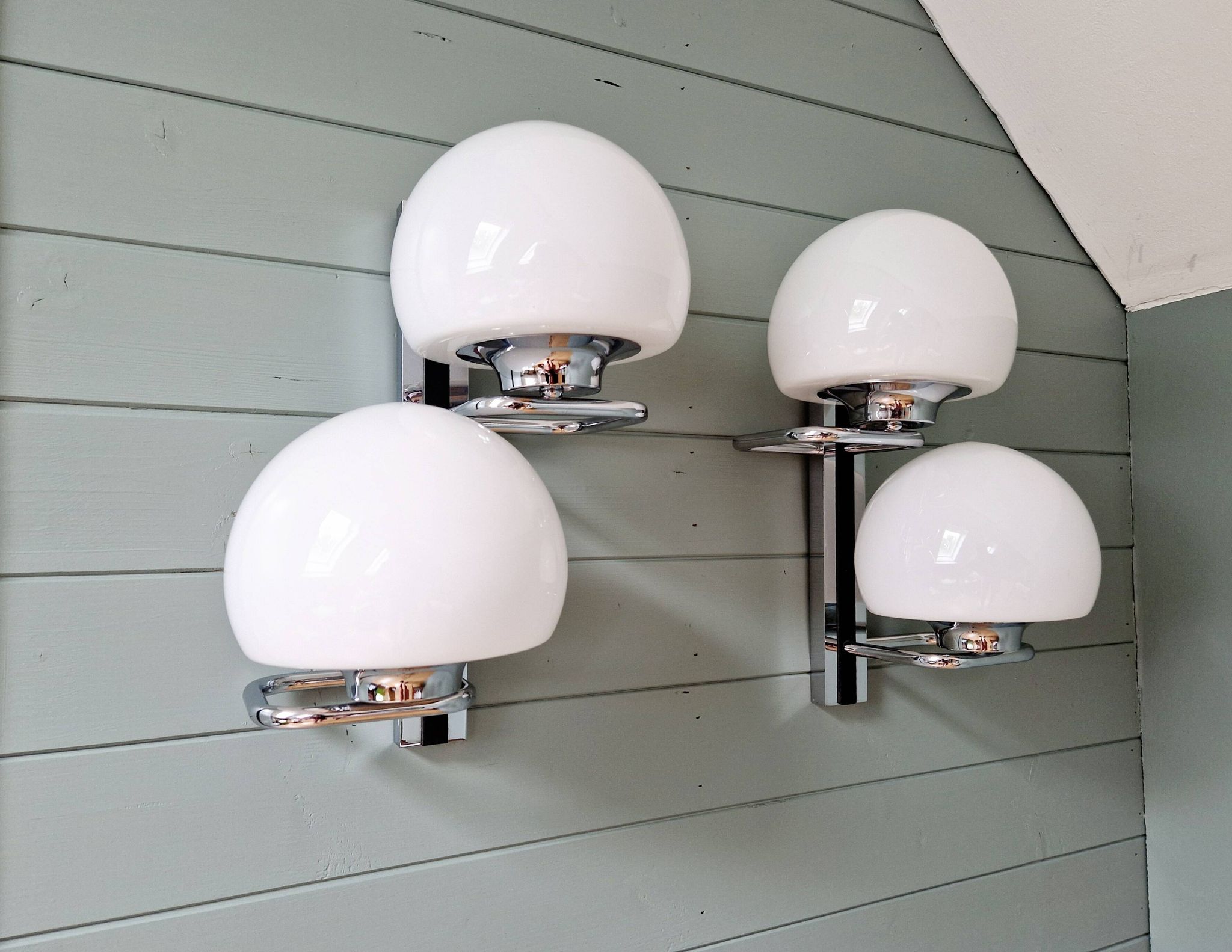 Pair of wall lights, G. Sciolari, in chrome metal and white opaline, 1970s