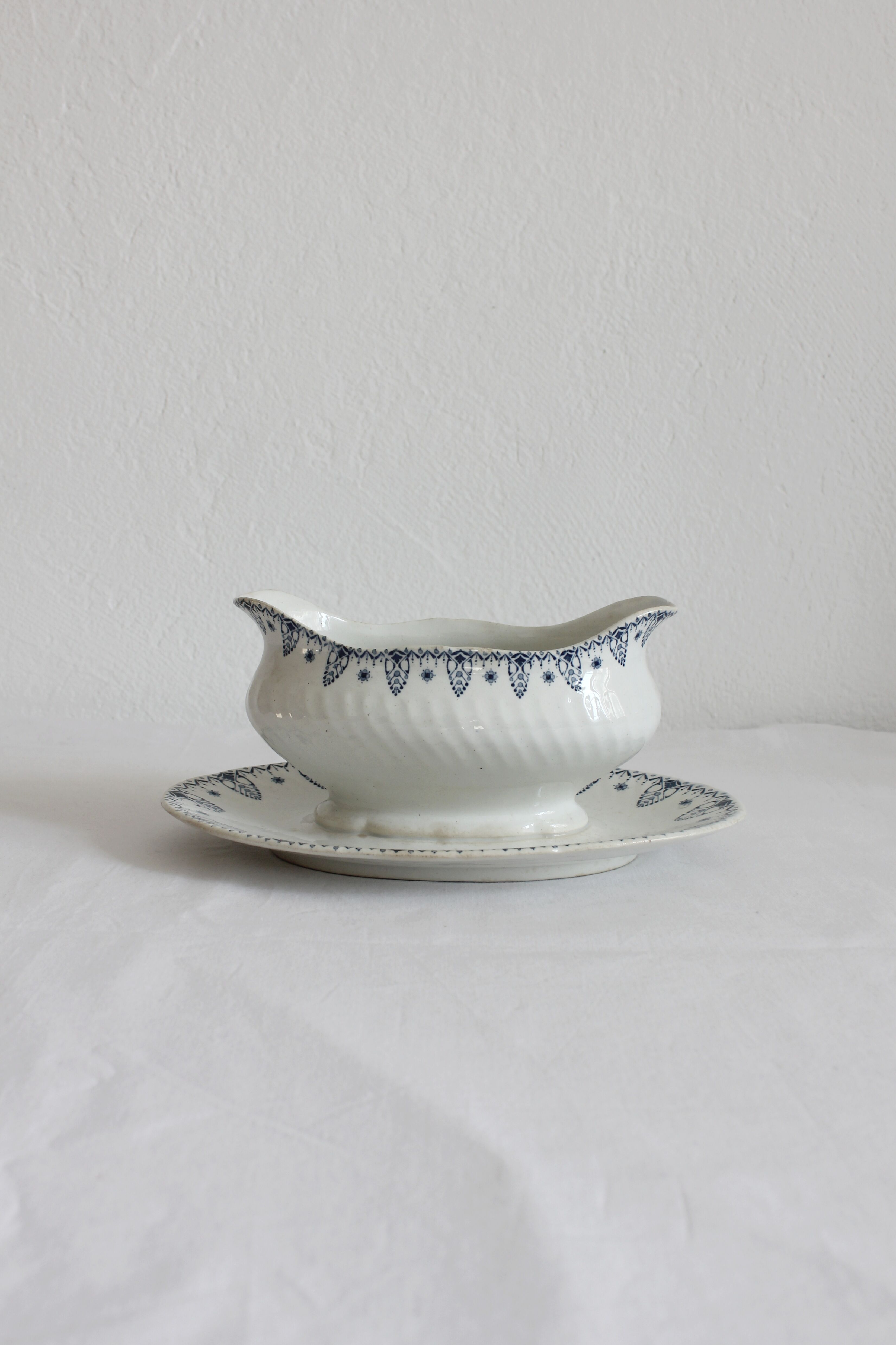 Gien "Memphis" iron clay sauce boat