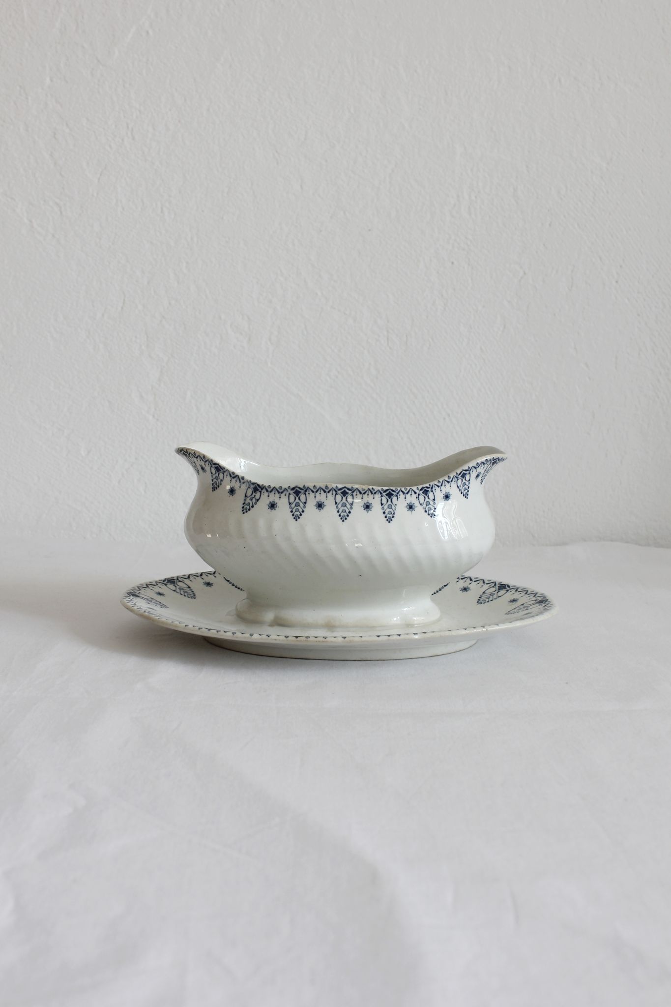 Gien "Memphis" iron clay sauce boat