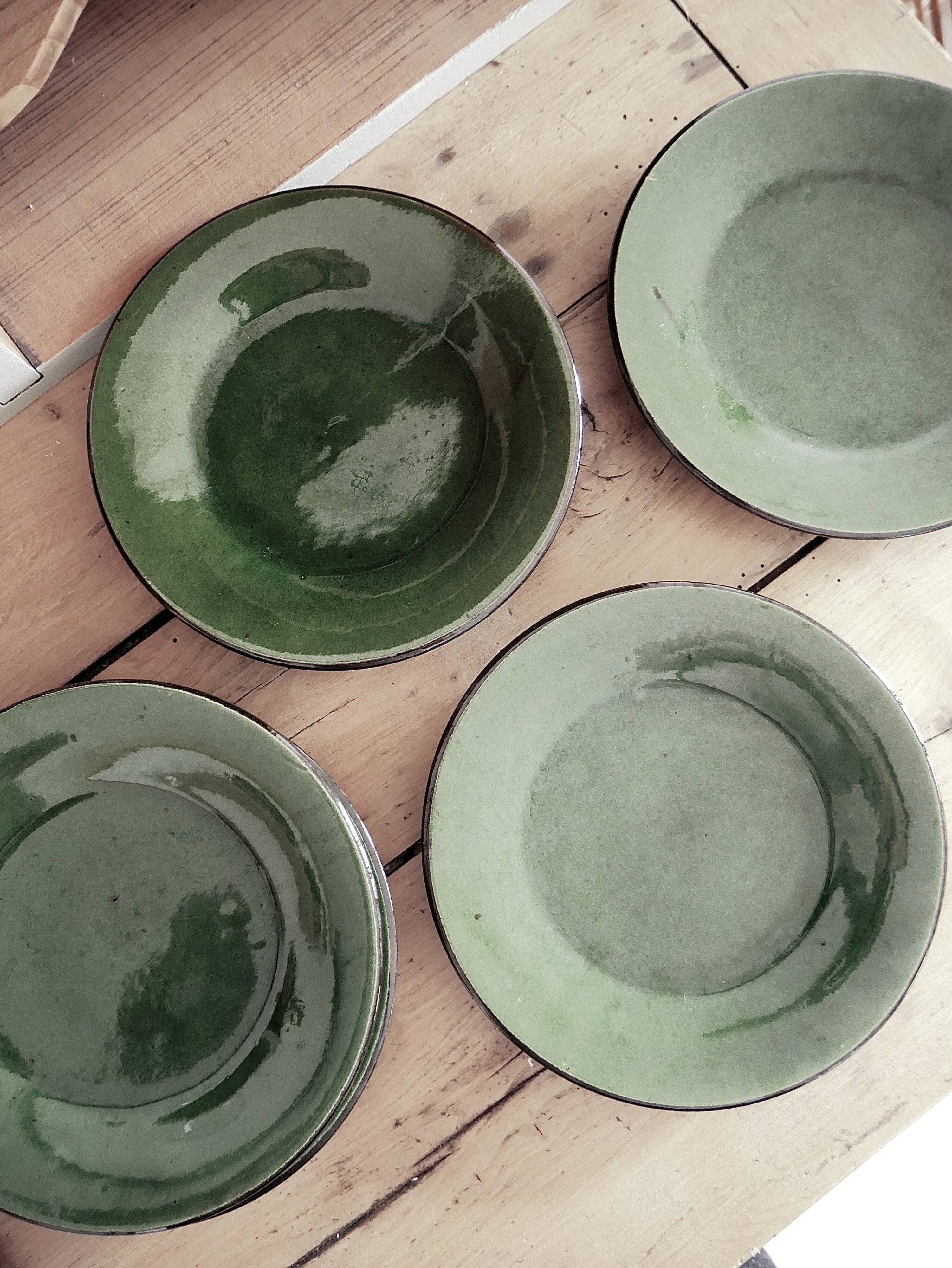 Lot 8 stoneware dessert plates