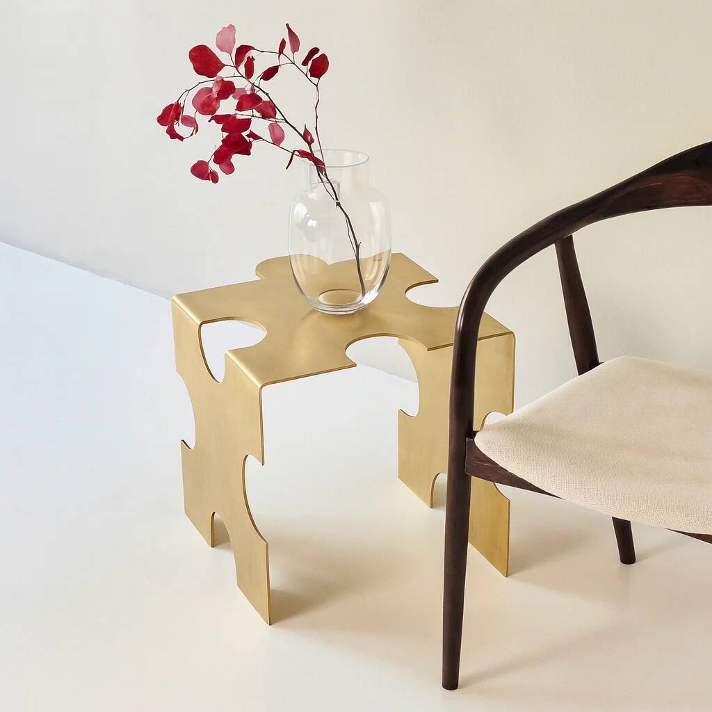 Table basse puzzle en laiton brossé – création sculpturale artisanale de Veliento