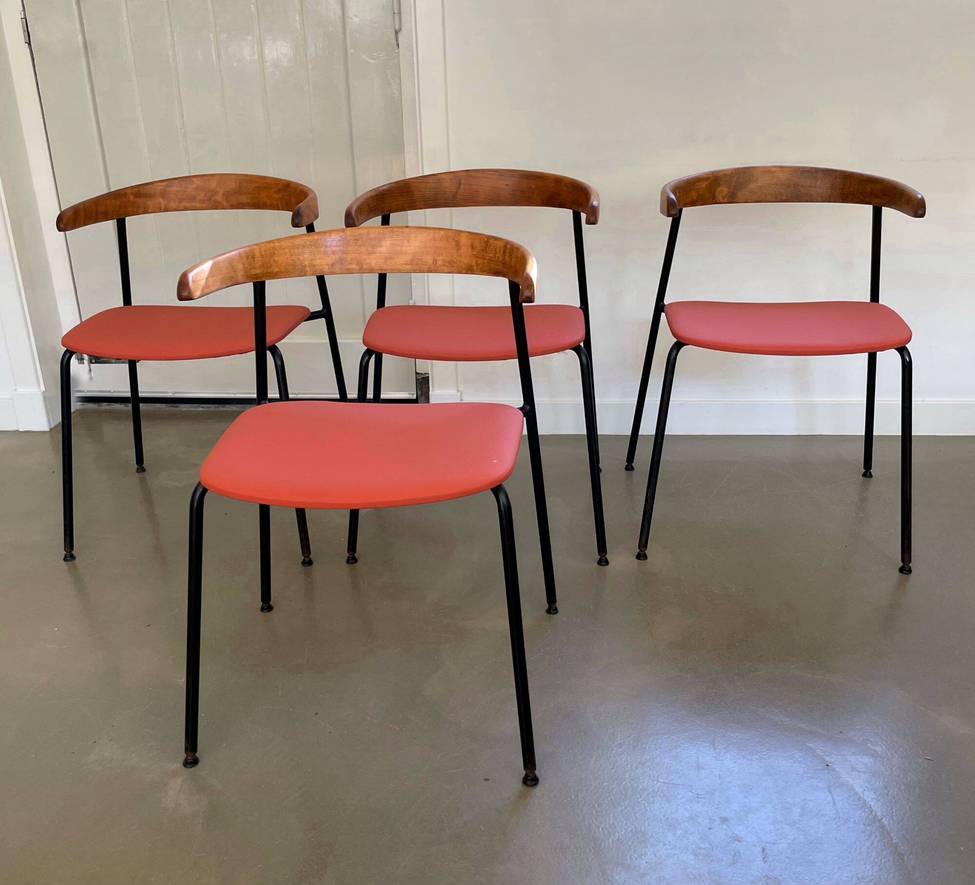 Rare ensemble de 4 chaises C 20, design Terence Conran, années 1960.