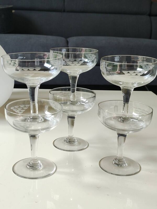Lot 6 x Coupes champagne Style Baccarat. Décor Grappes de raisin stylisées