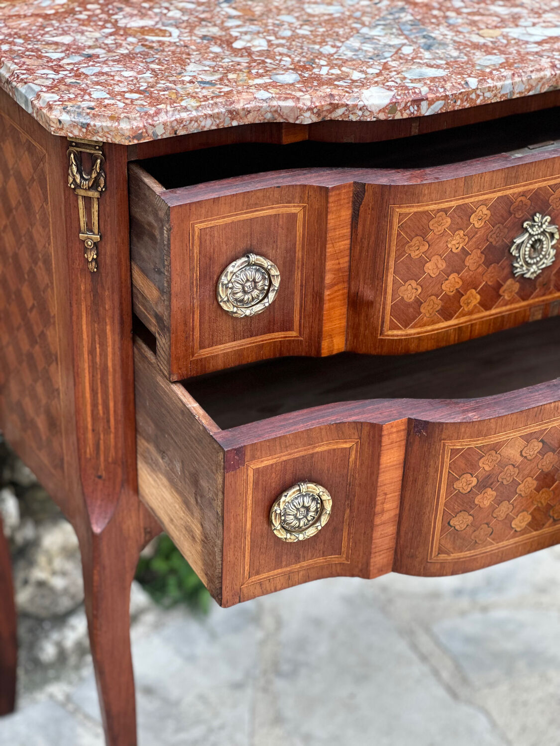 Small jump cabinet in precious wood marquetry.