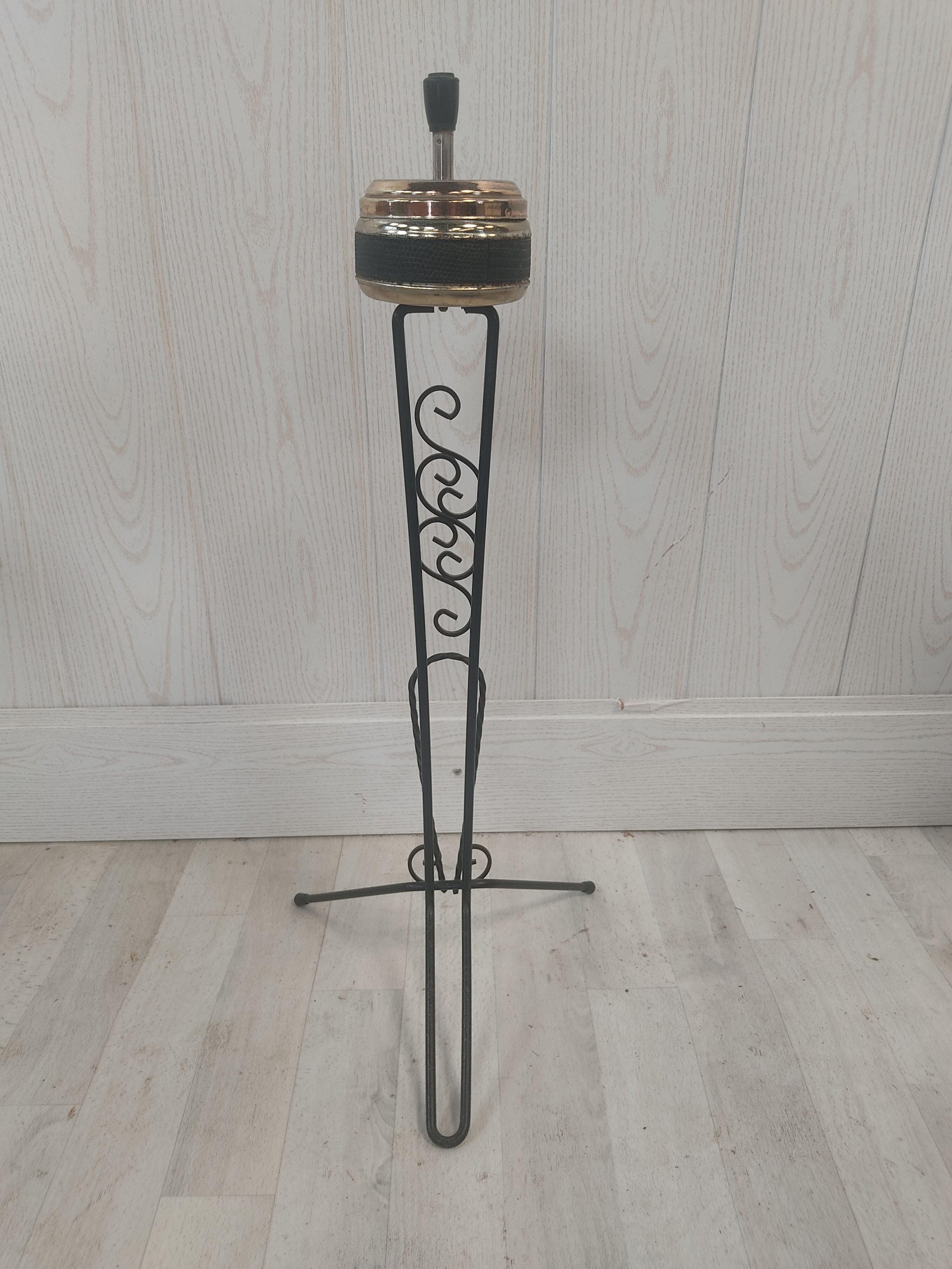 Ashtray carries tripod magazines