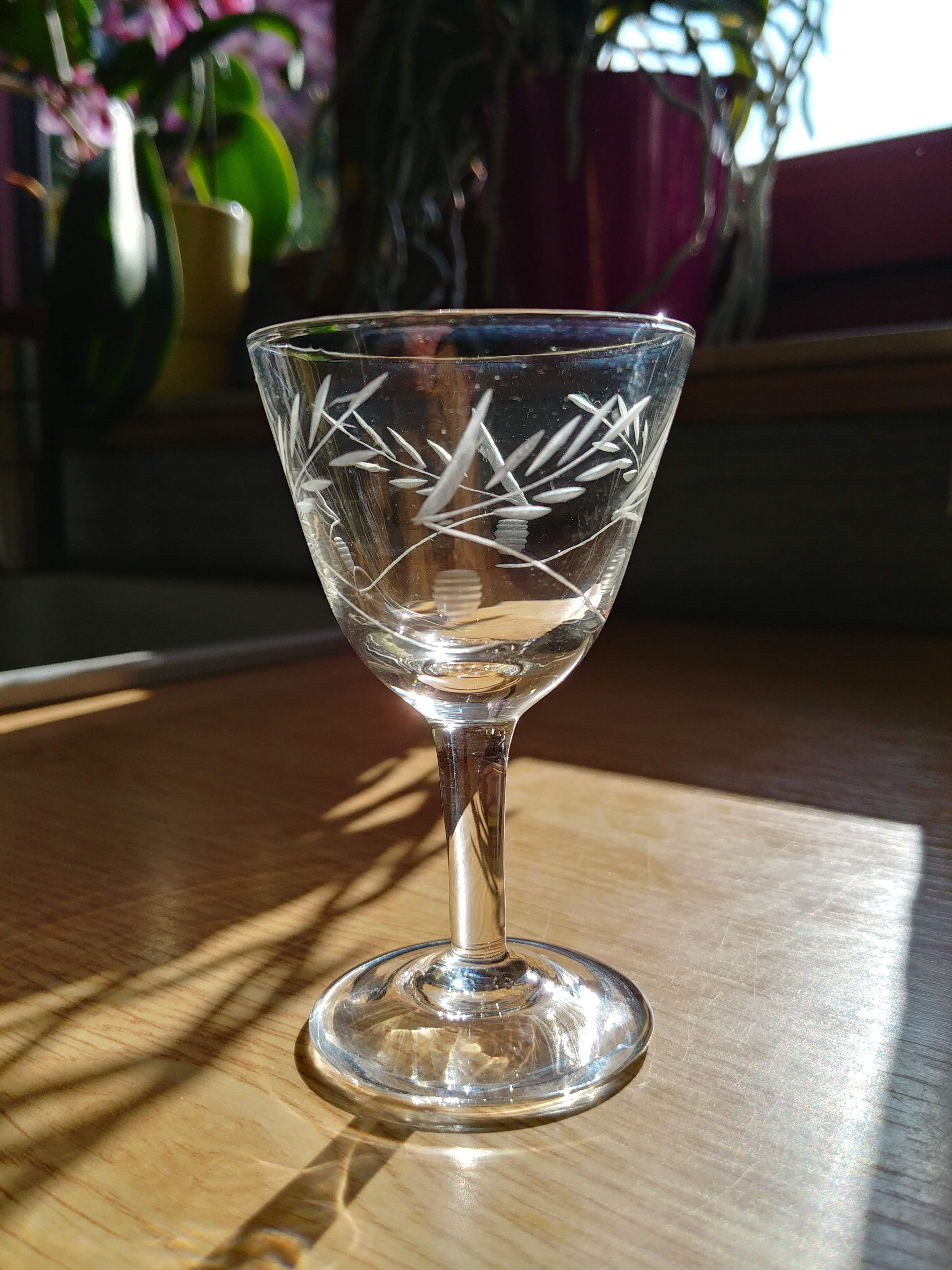 Ensemble de 10 verres anciens à liqueur, 4 verres à eau assortis, en verre ciselé