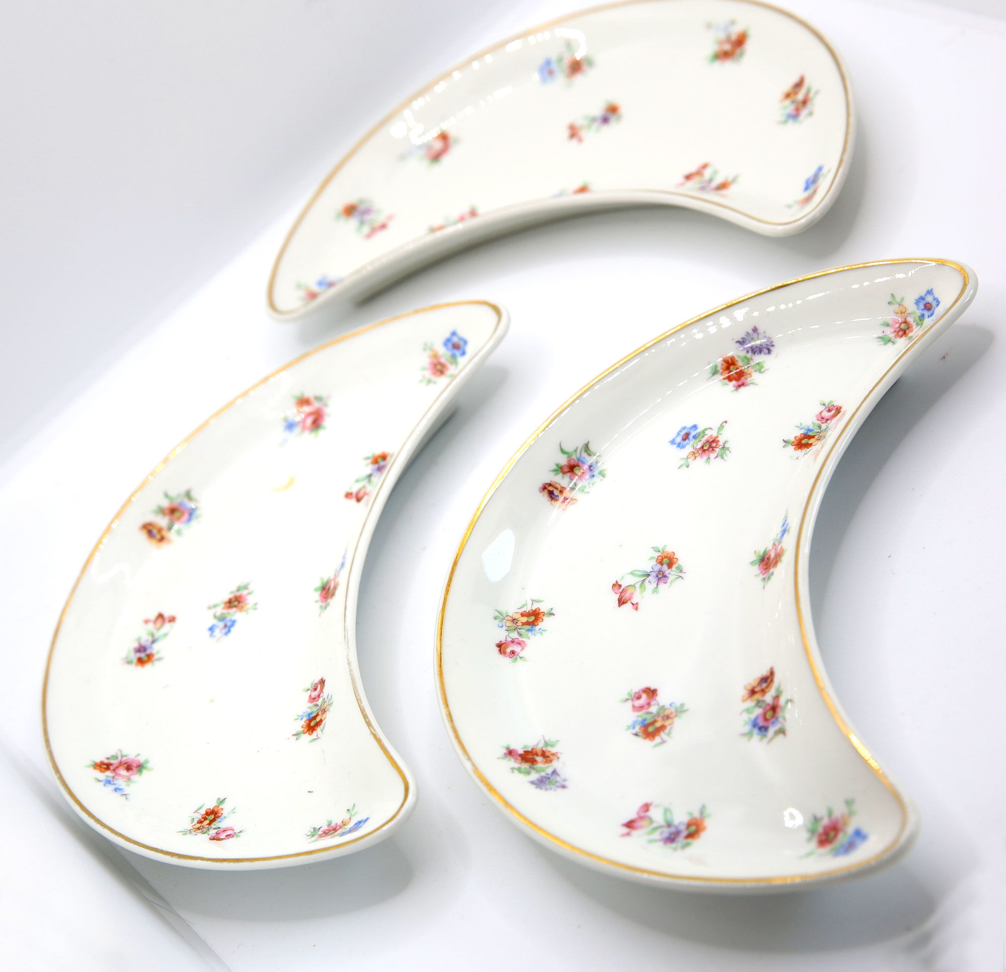 Delight moon with flower motifs and gold border in Limoges porcelain