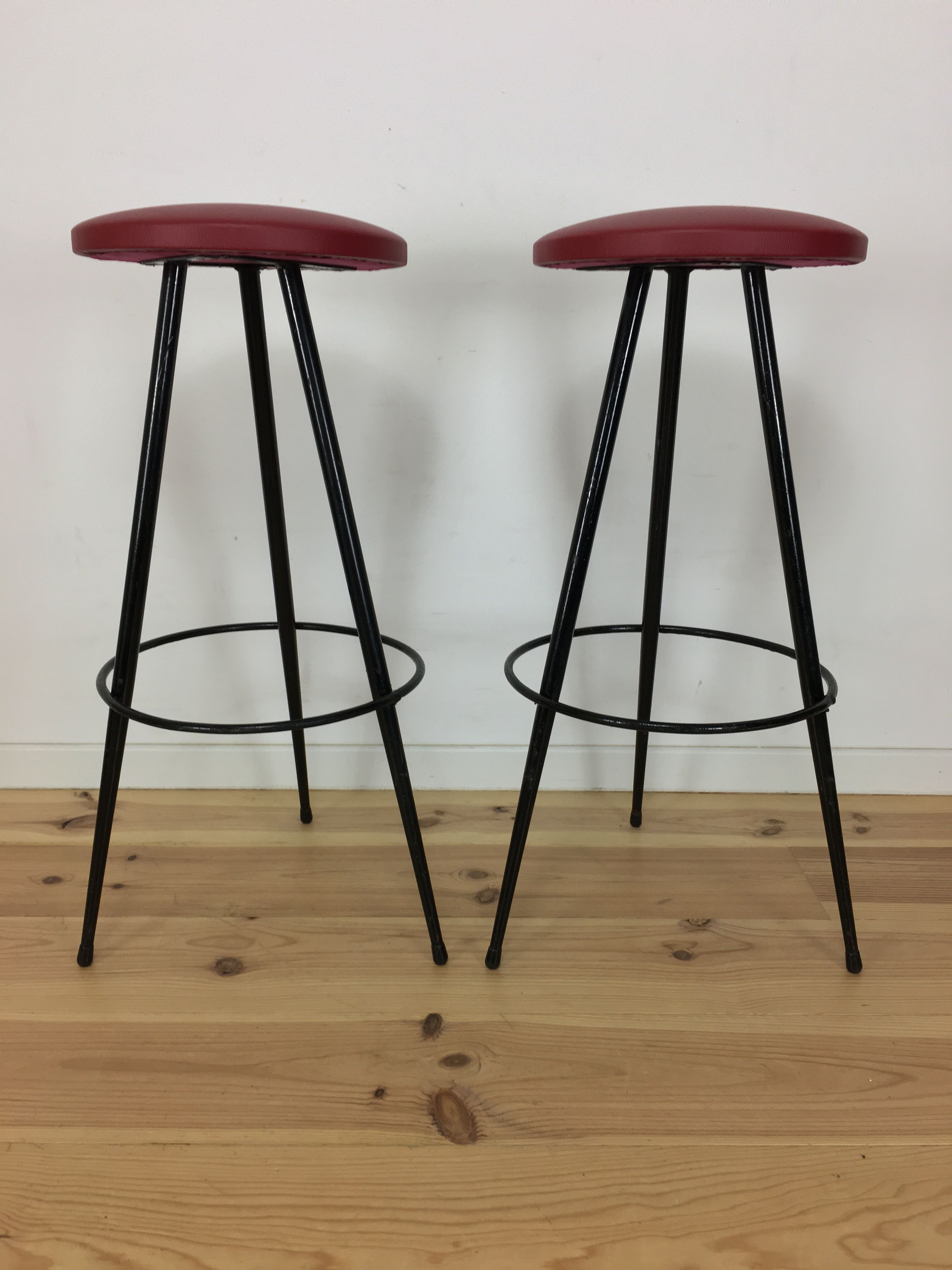 Paire de tabourets de bar tripode 1950, métal et simili cuir rouge
