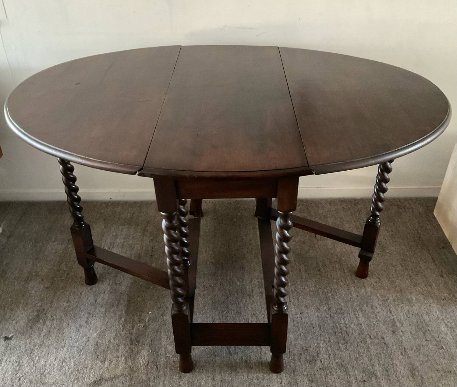 Ancienne table pliante anglaise en bois et pieds tournés 