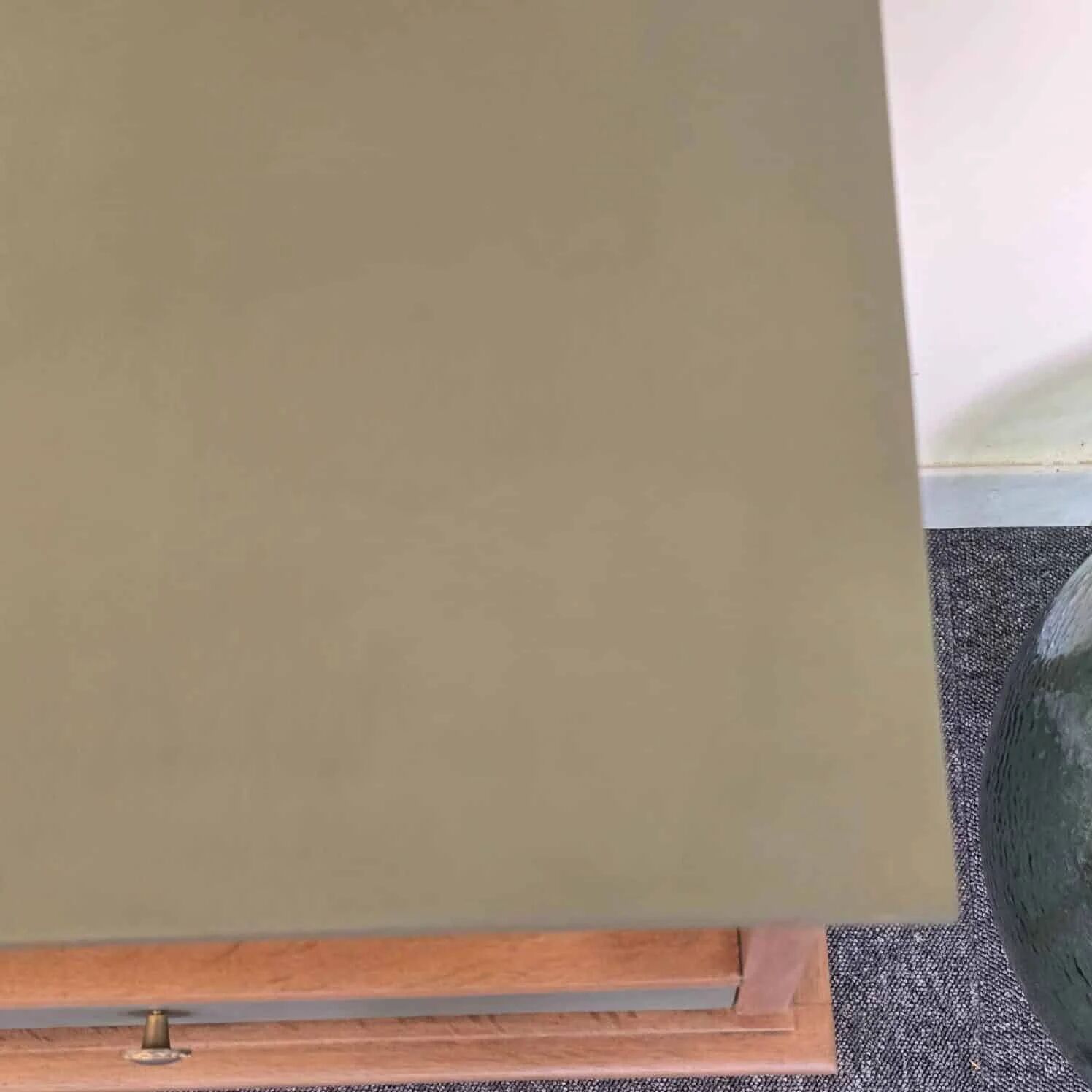 Renovated vintage bedside table in wood, with tapered legs – Matt green & gold background