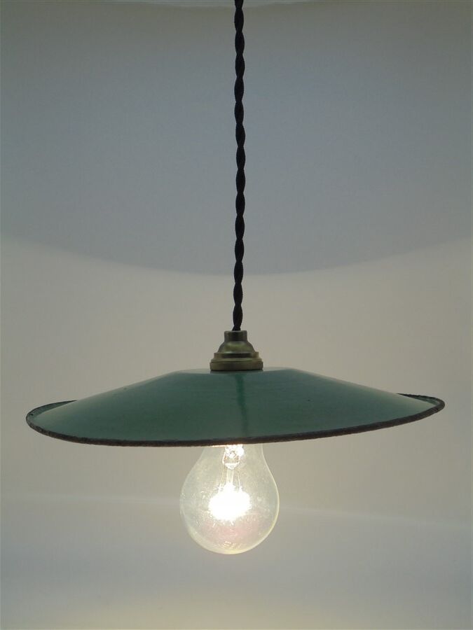 Trio of enamelled sheet metal suspensions