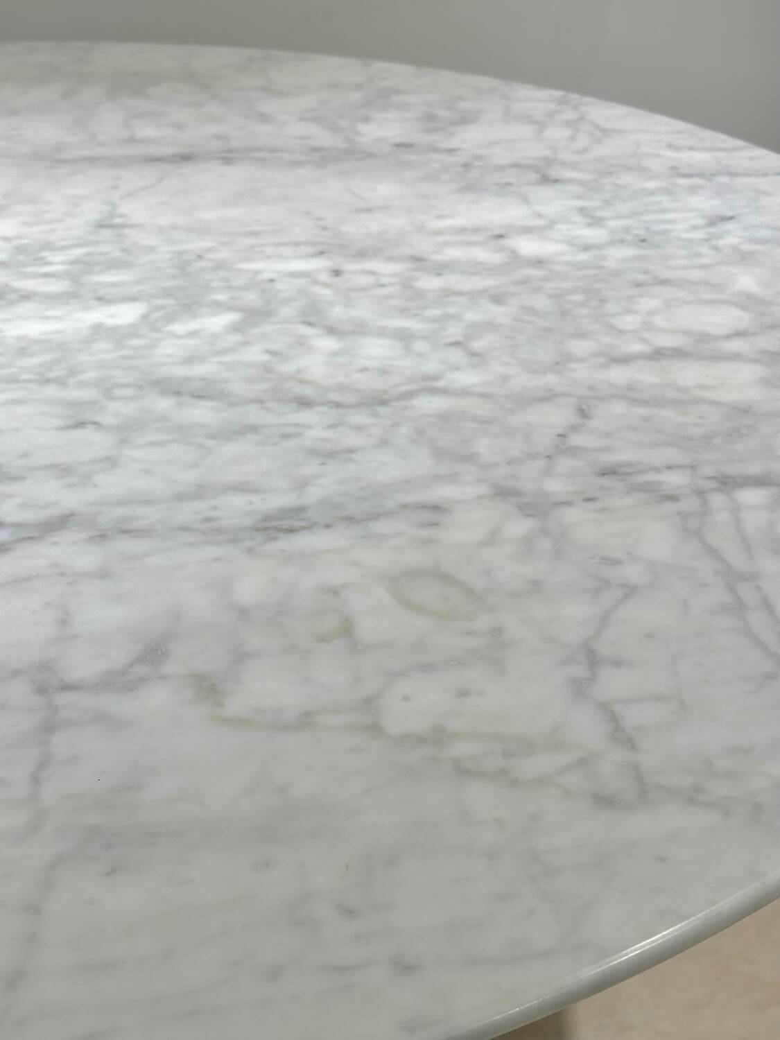 Knoll Tulip Table 137 cm in marble