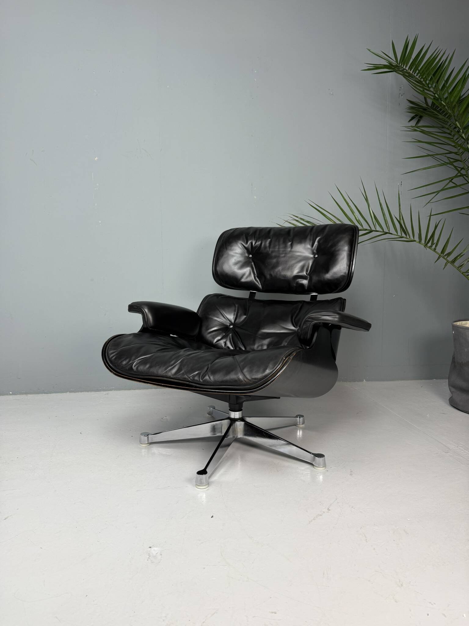 Chaise longue Eames entièrement noire par Herman Miller, années 1970.