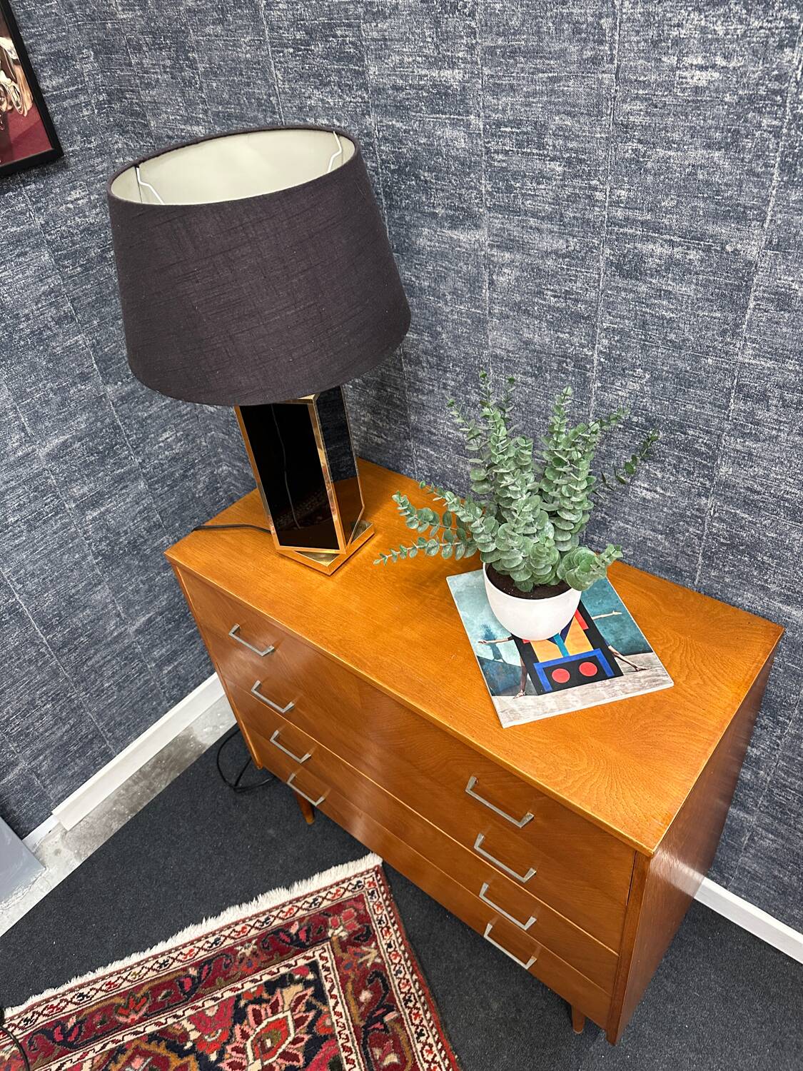 Commode vintage pieds fuseaux