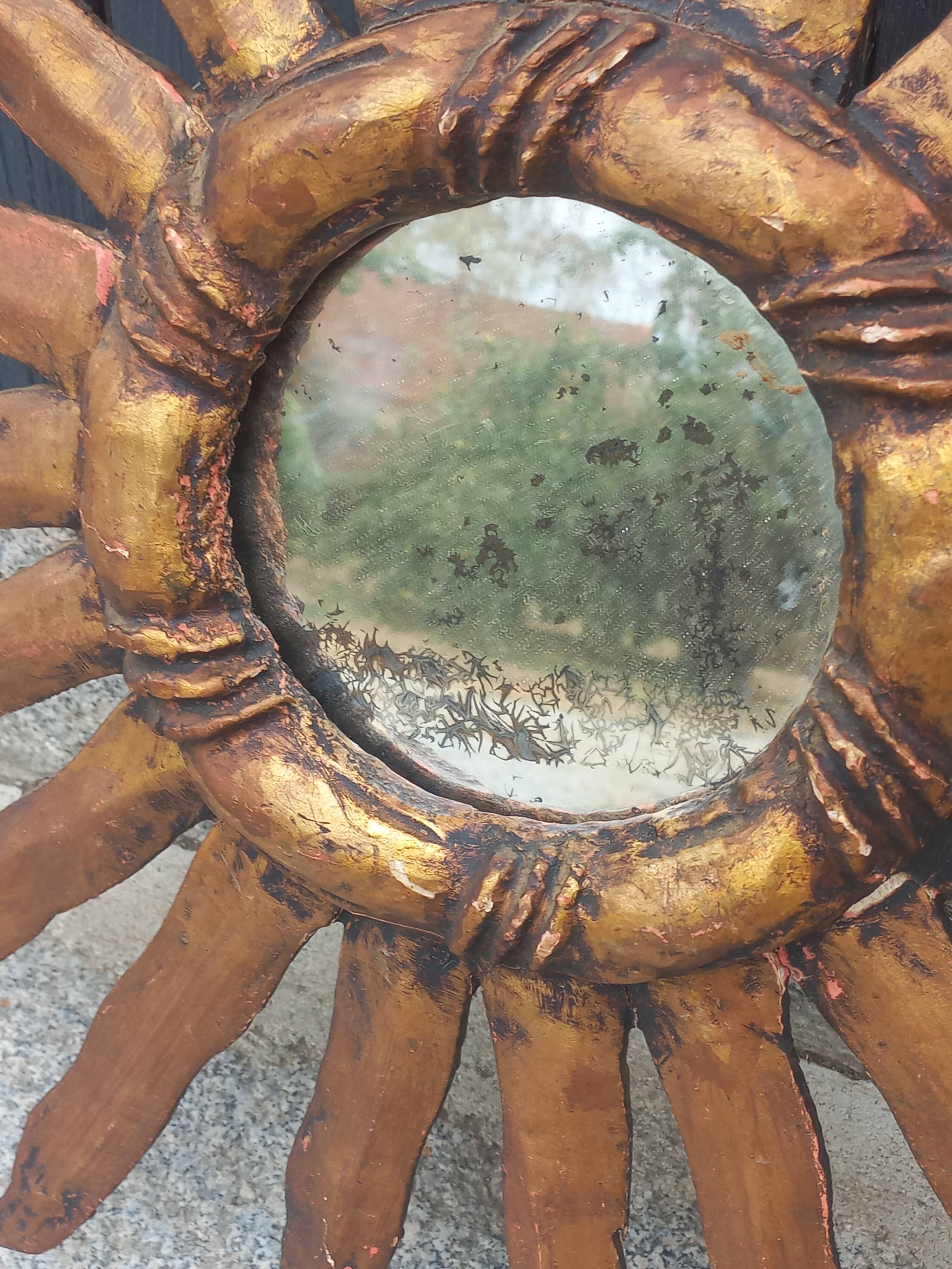 Miroir soleil en bois et stuc doré, années 50
