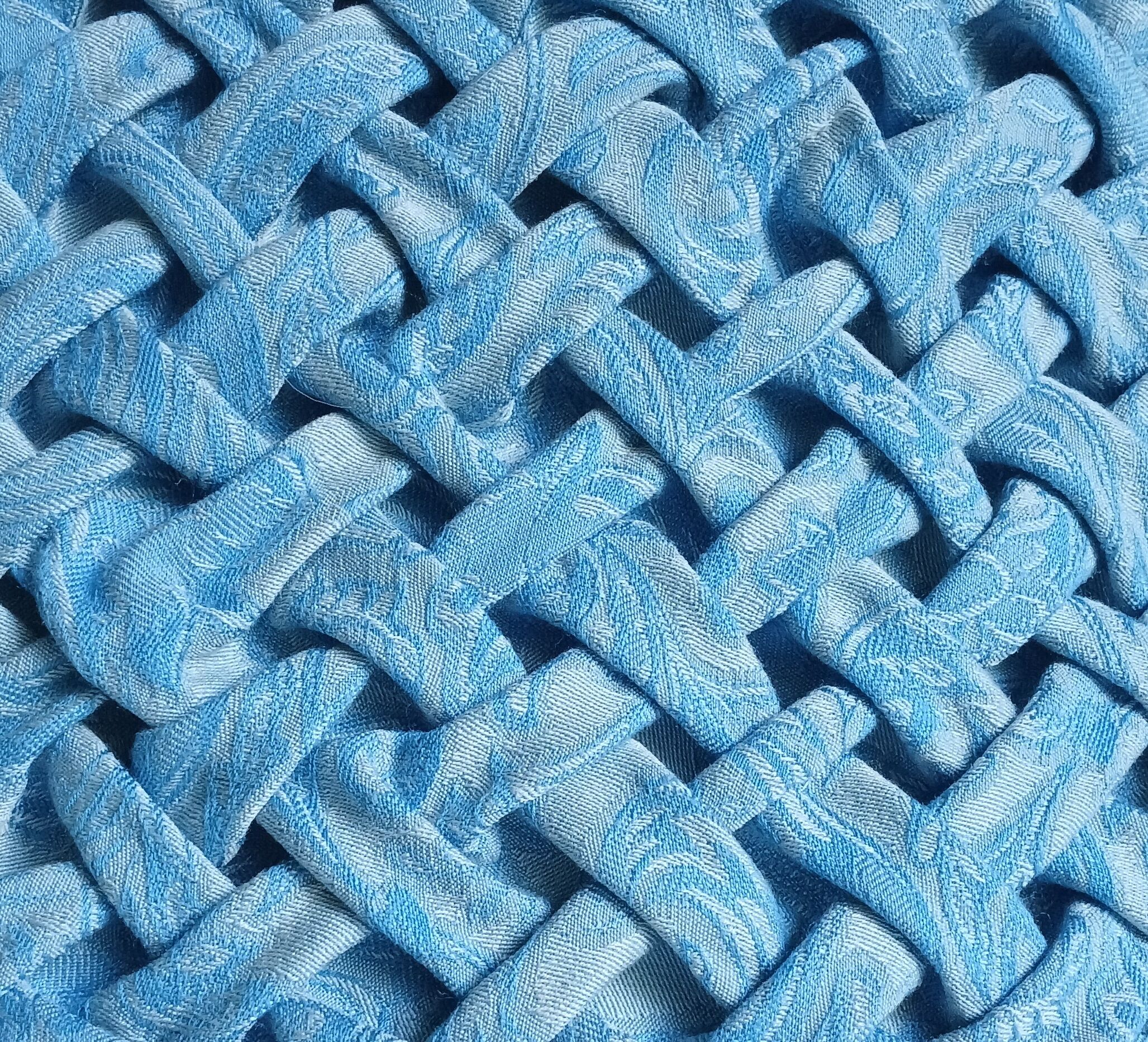Coussin plissé drapé en tissu satiné, France vers 1970