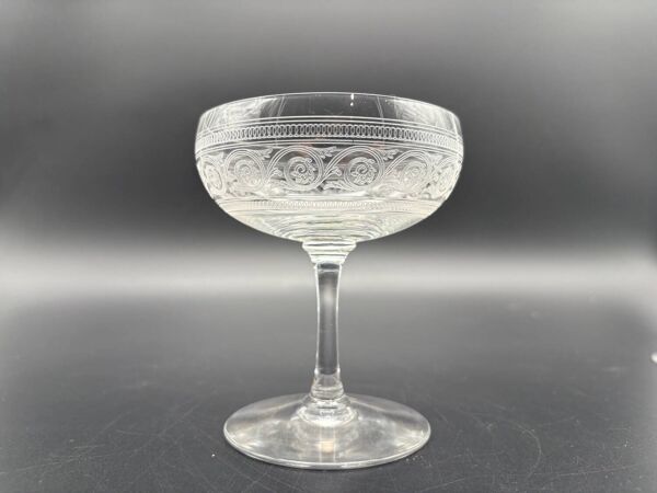 Service de 62 pièces de verres et carafe cristal de Baccarat, gravure athénienne
