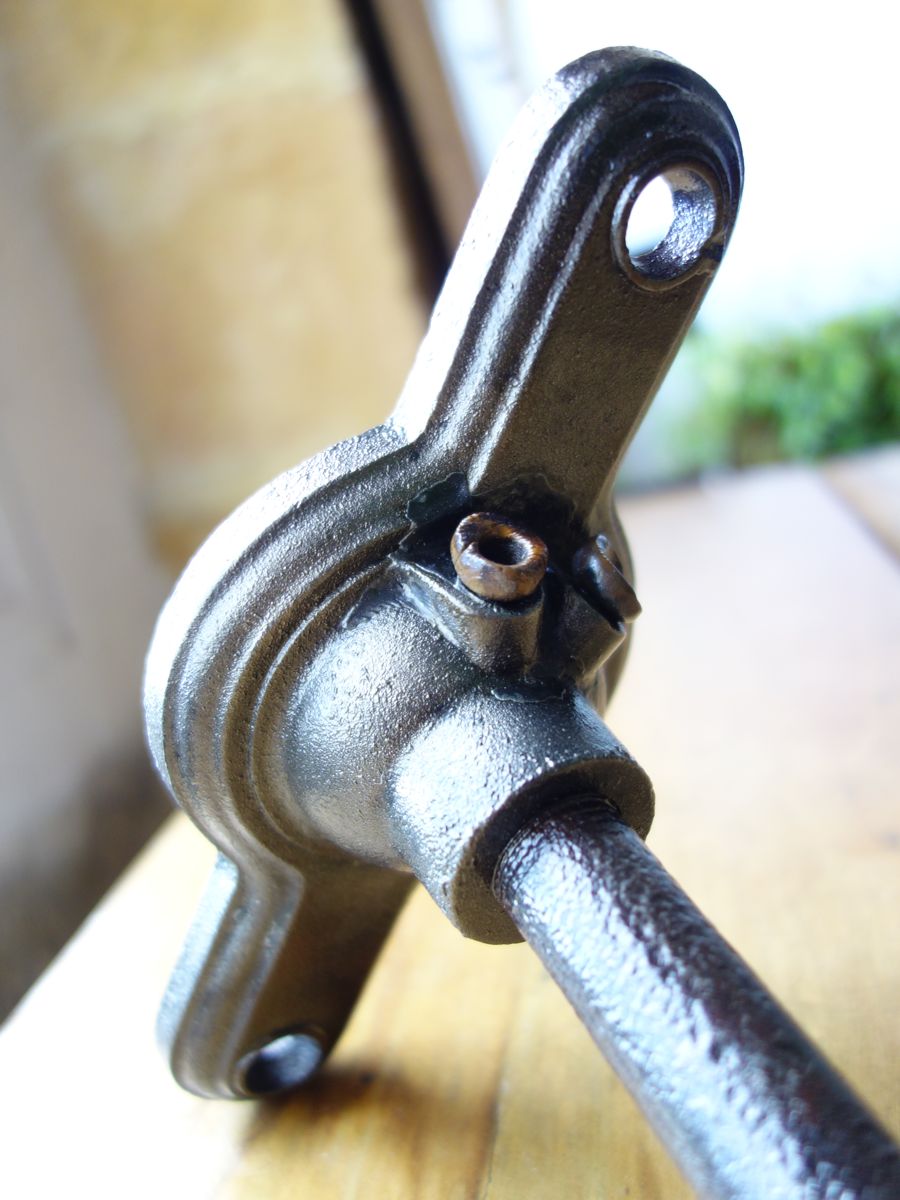 Applique industrial 1900 on gallows