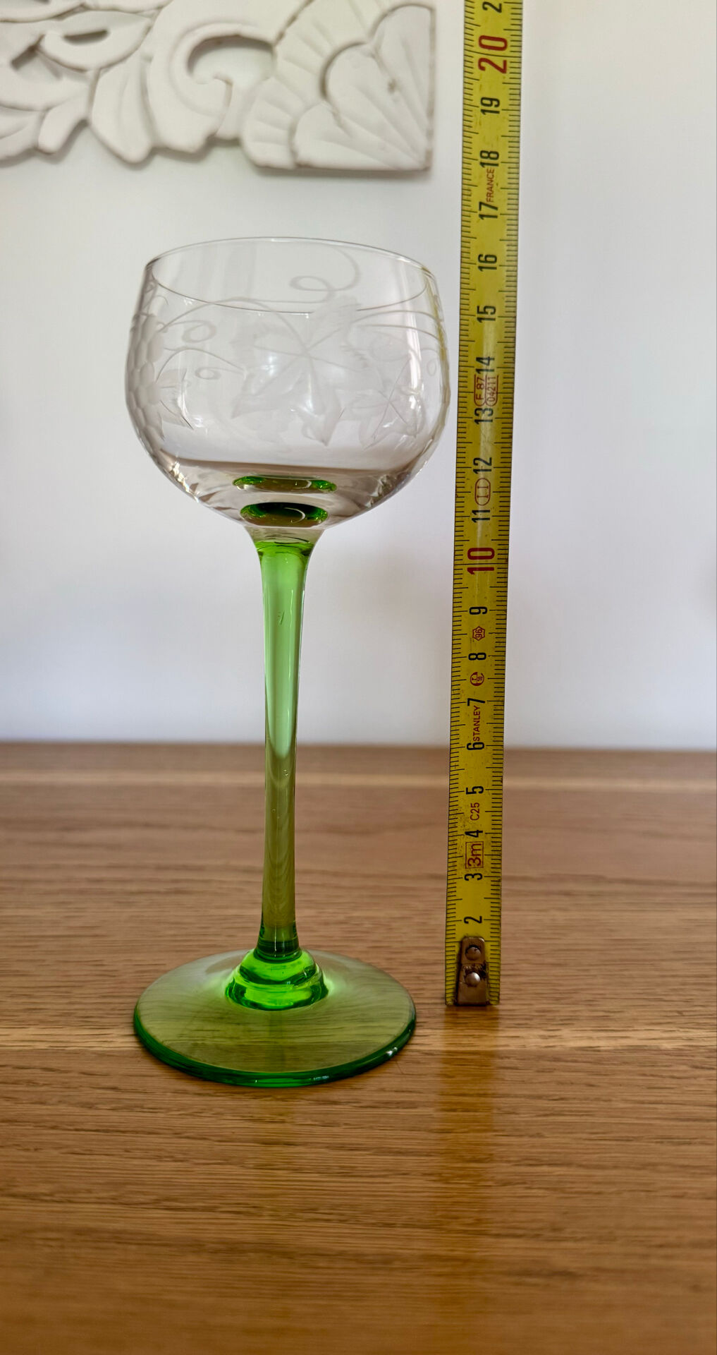 Vente de 13 verres  à vin alsaciens ciselés de grappes et feuilles