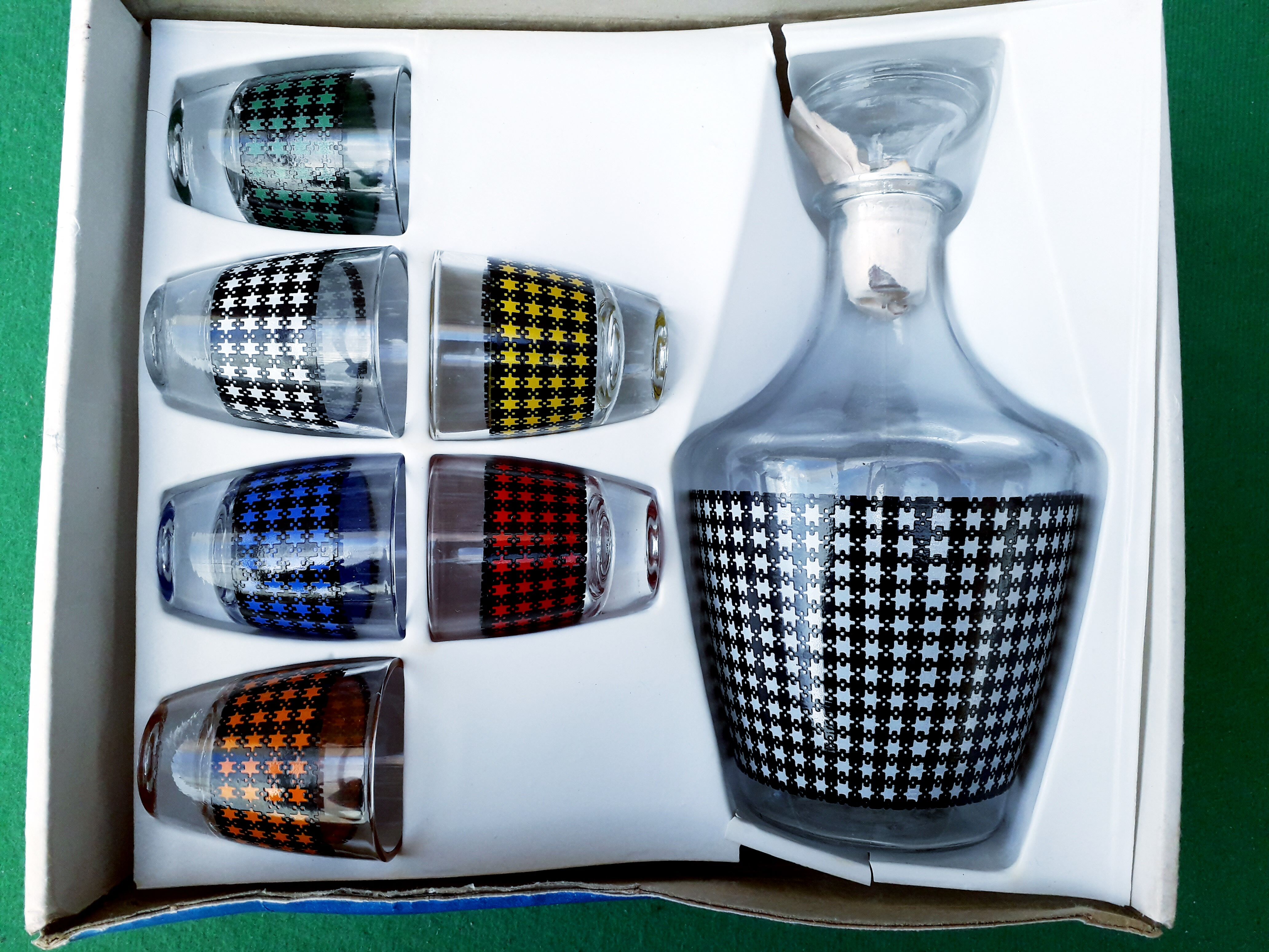 Carafe et 6 liquor glasses
