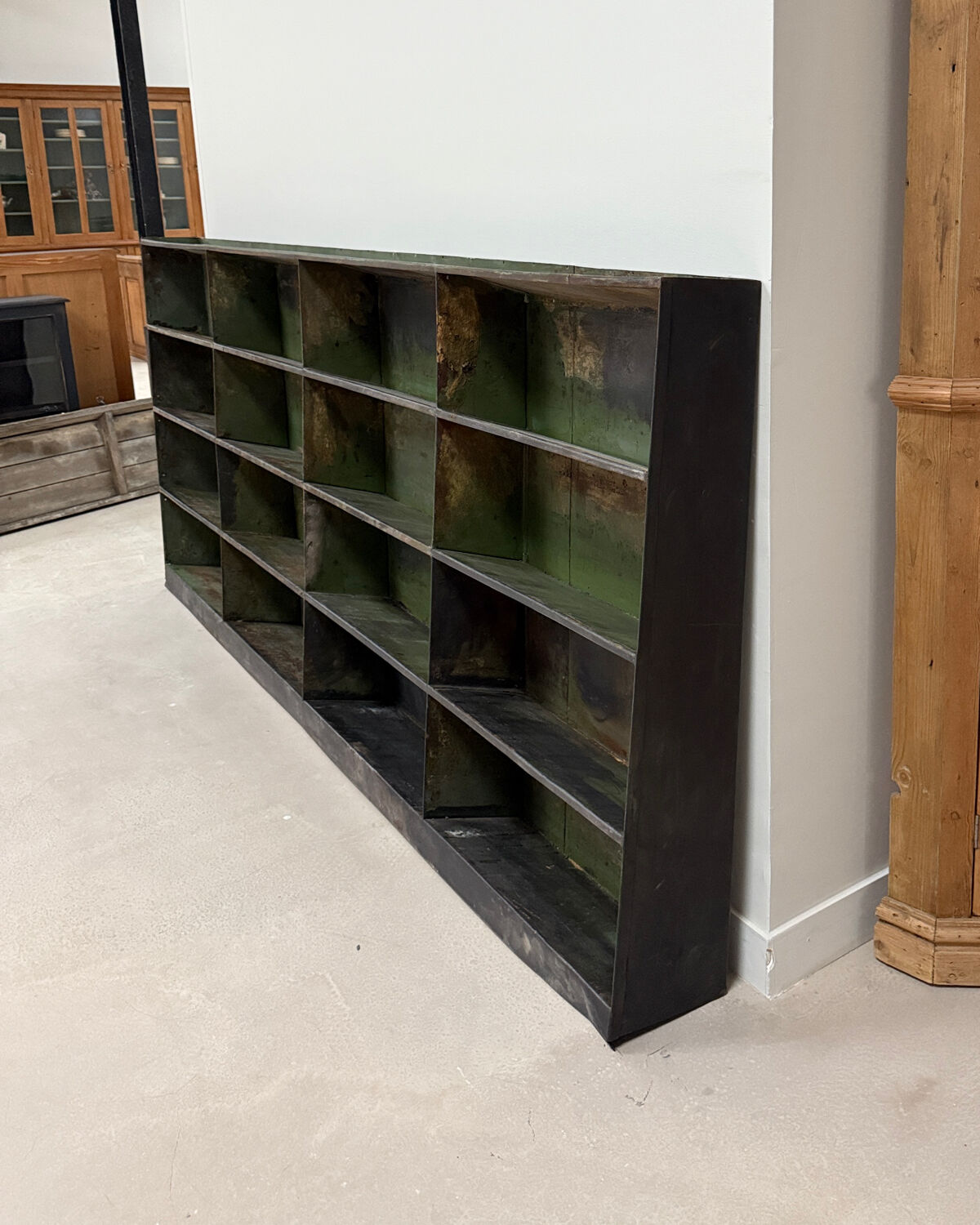 Grand meuble à casiers en métal