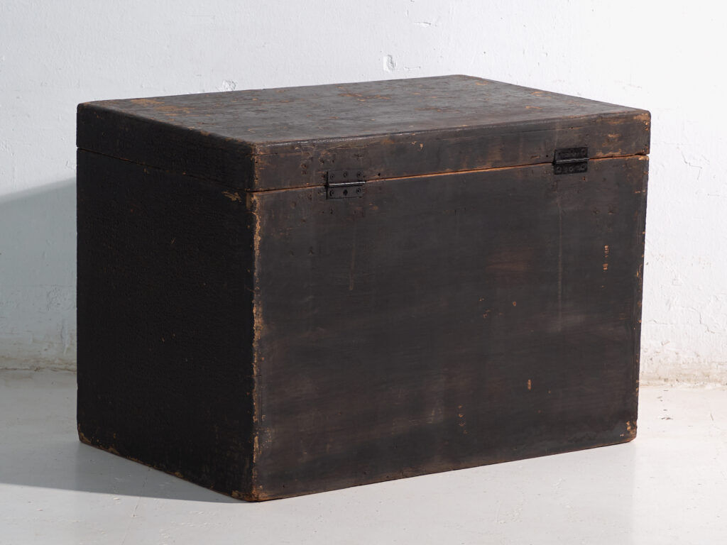 Antique chest painted in pine wood – China, around 1900