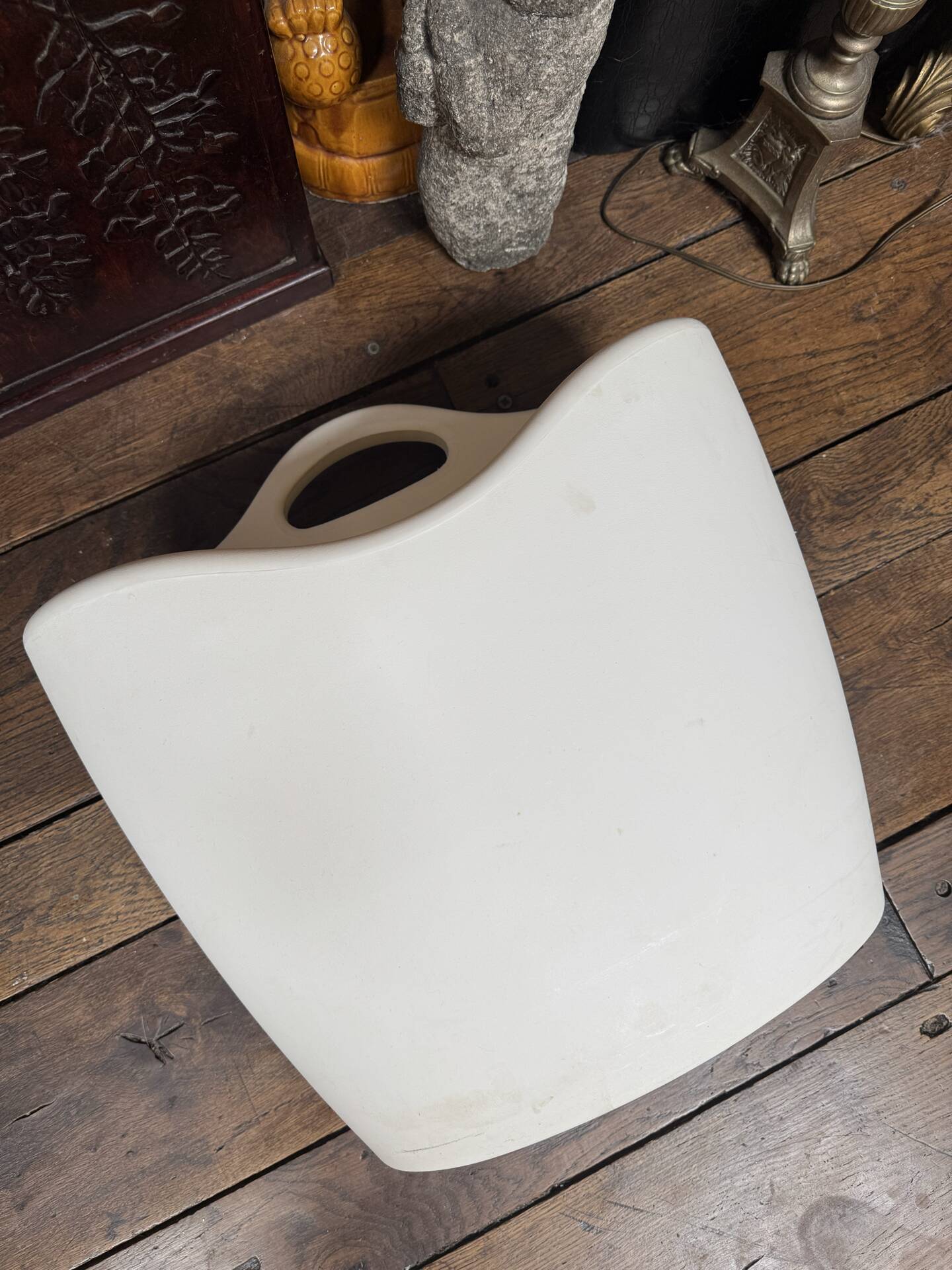 Design magazine rack in milky white by Elie Jacobson