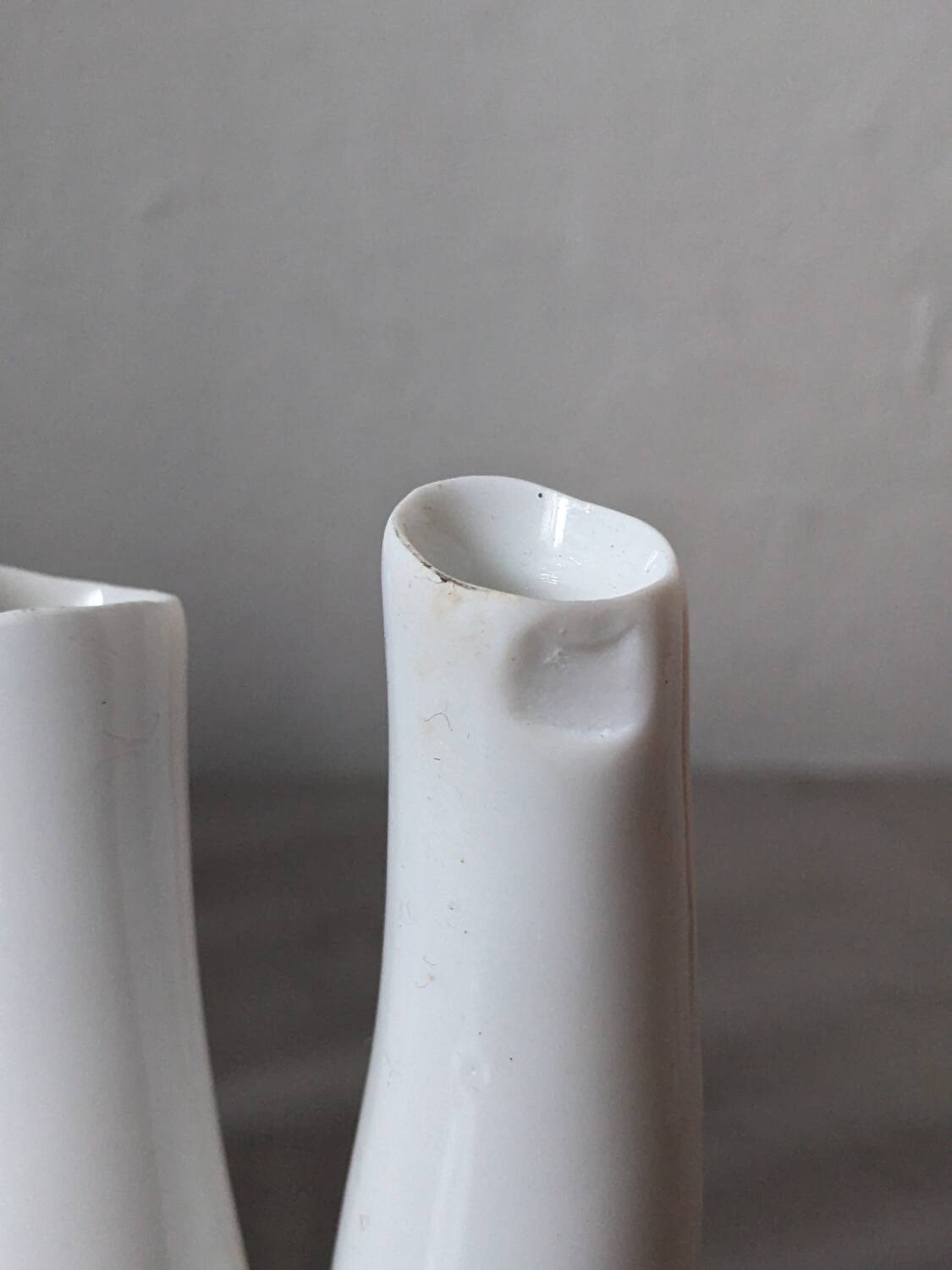 set of decorative vases composed of 11 white ceramic soliflores, evoking the delicate appearance of coral. In good general condition, despite some chips. Dimensions: 29.5 * 5.2 * 11.5 cm.