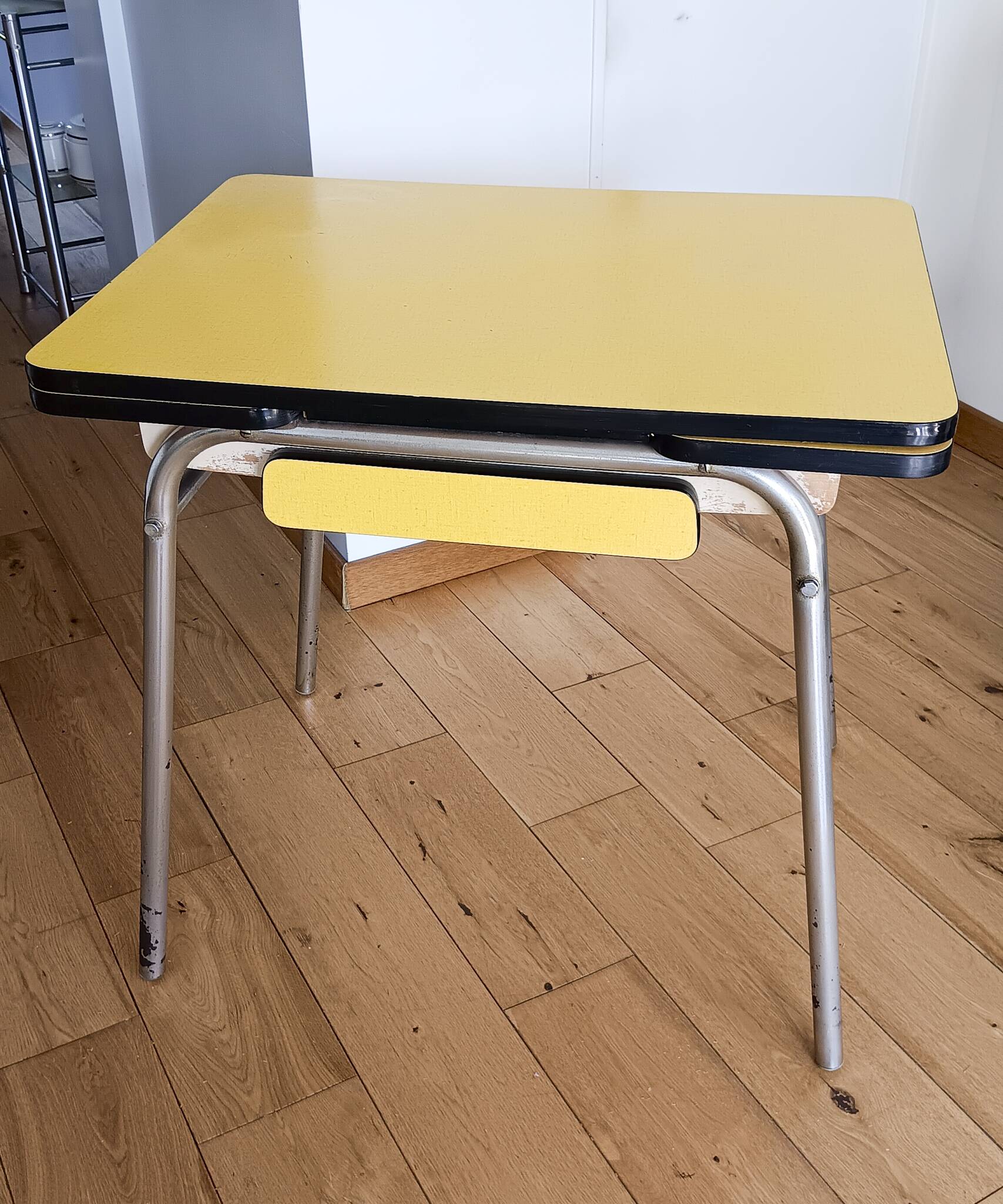 Petit table de cuisine en formica jaune vintage 1960