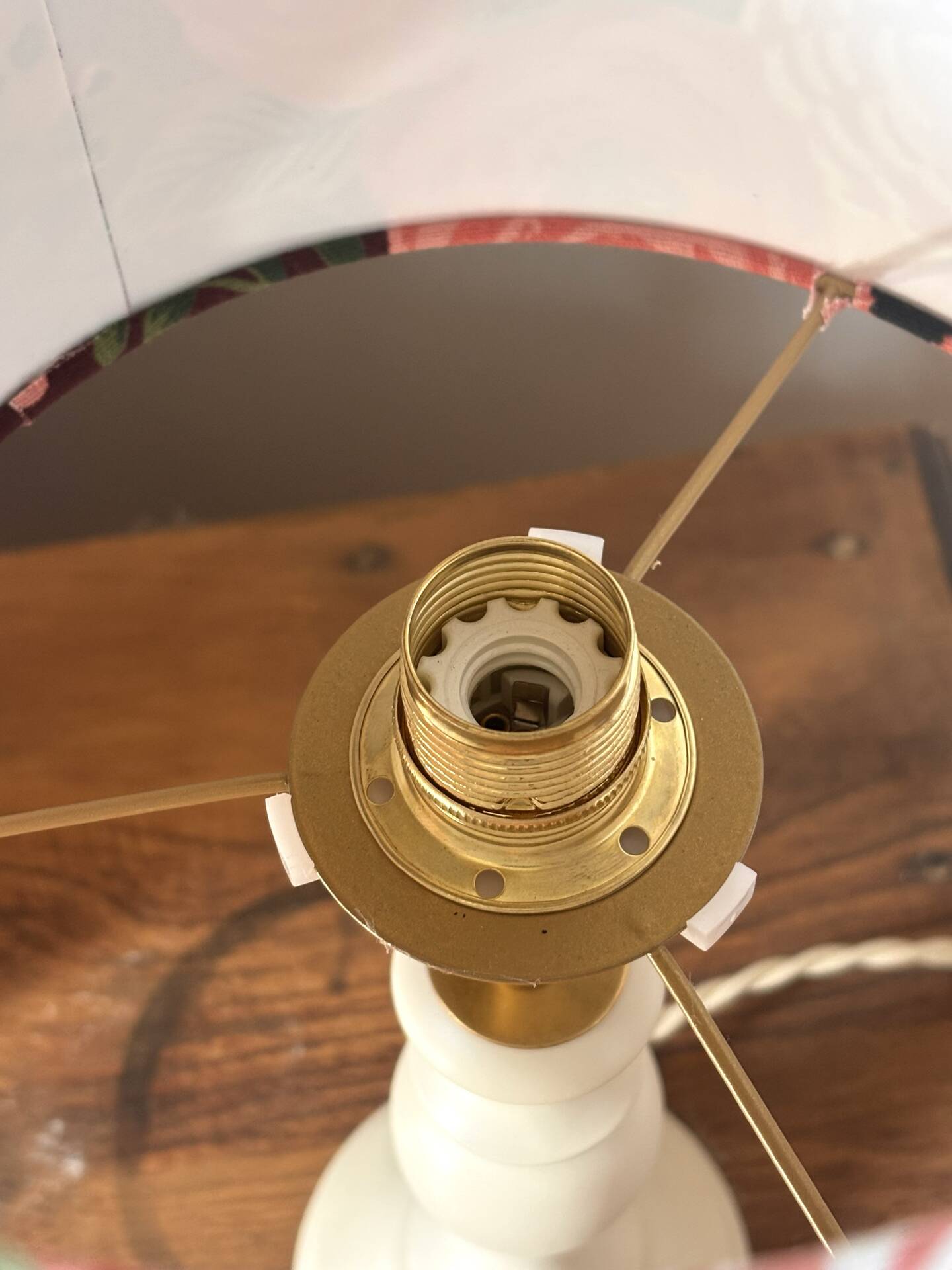 Lampe vintage rénovée – abat-jour fleuri fait main