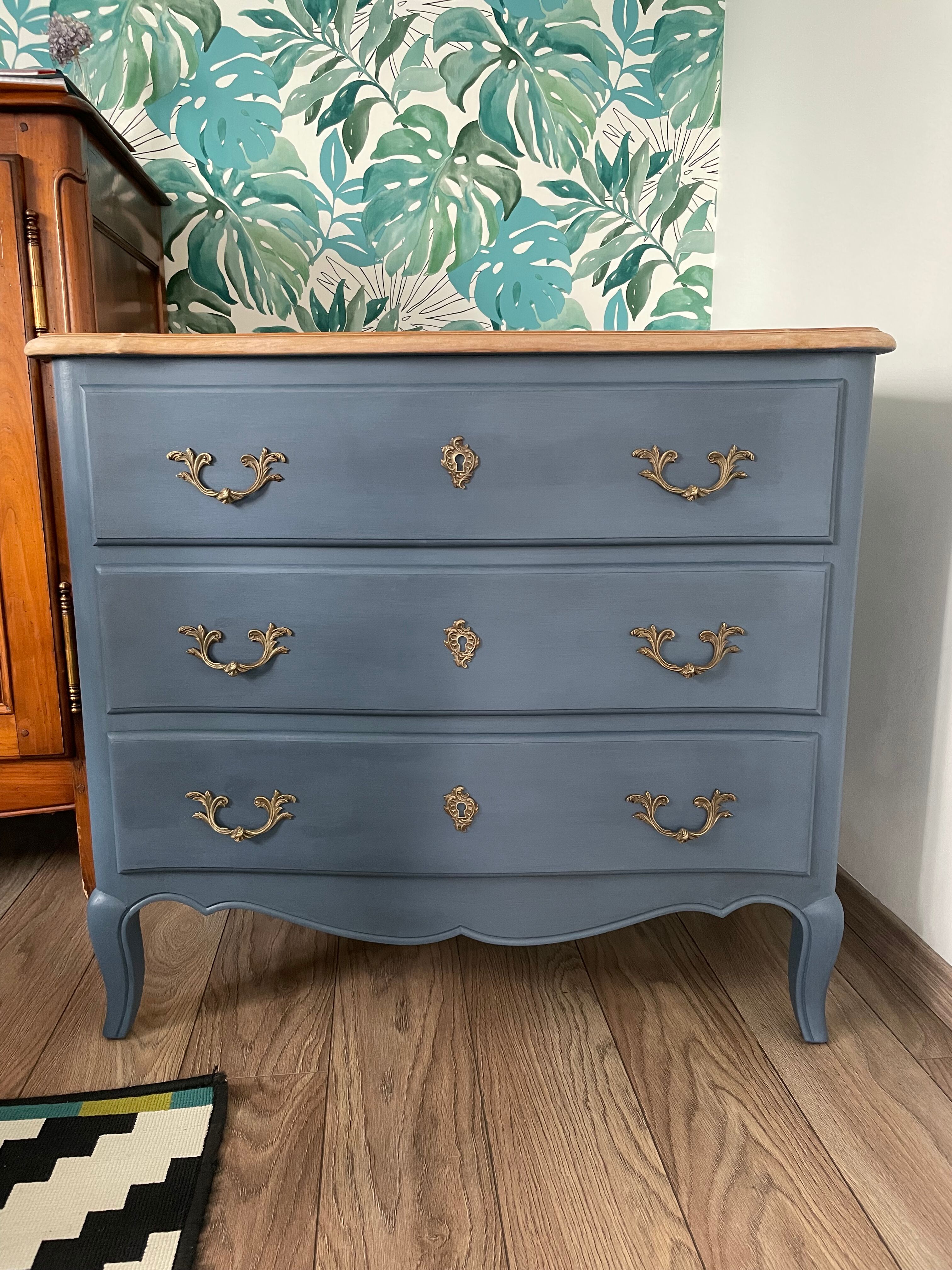 Crossbow style chest of drawers