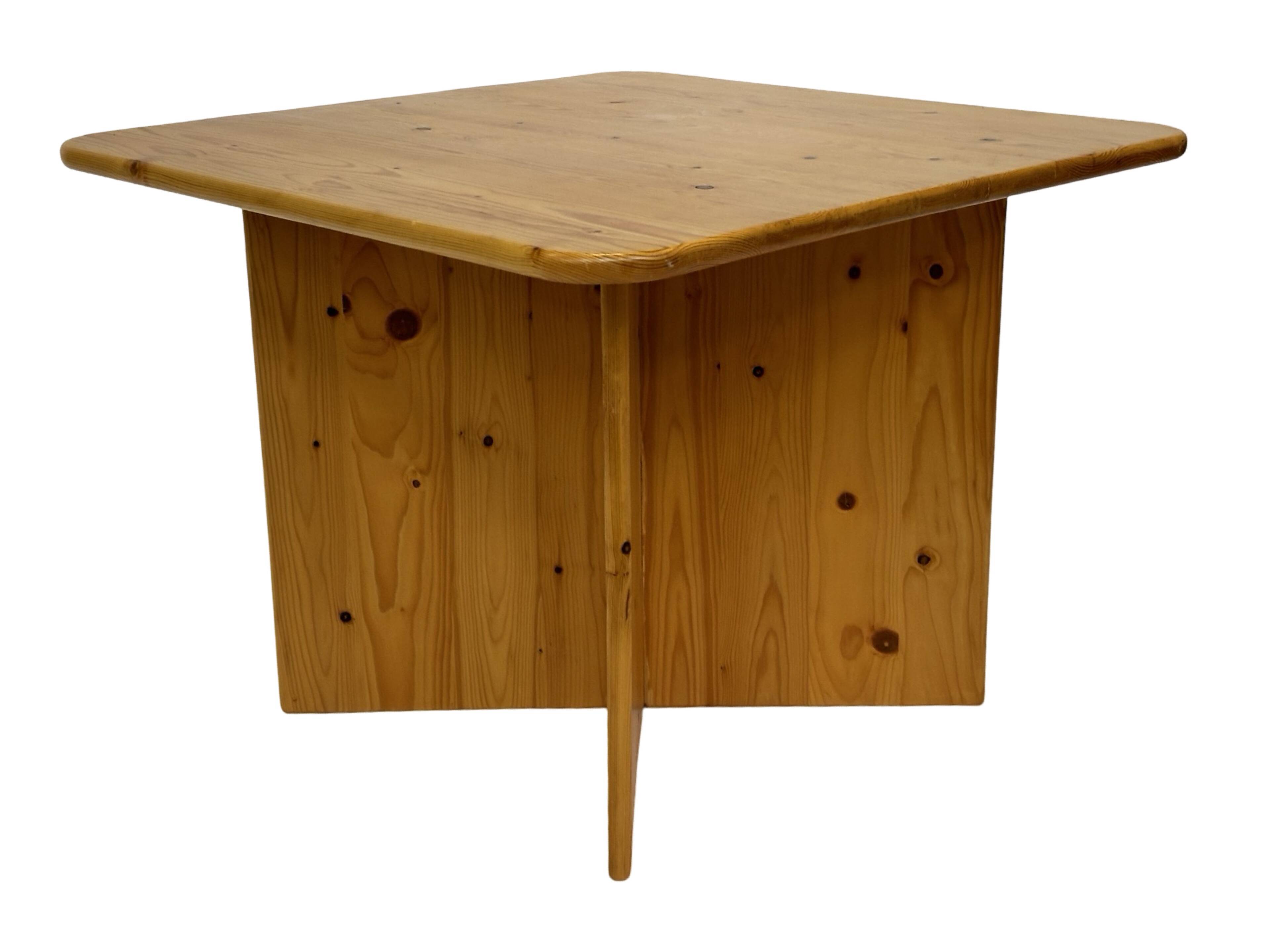 Table basse / table d'appoint vintage en pin au design organique minimaliste