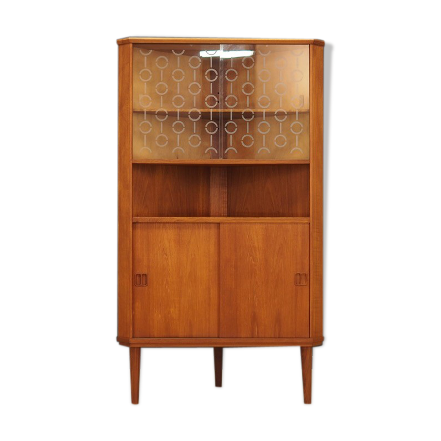 Corner cabinet in teak