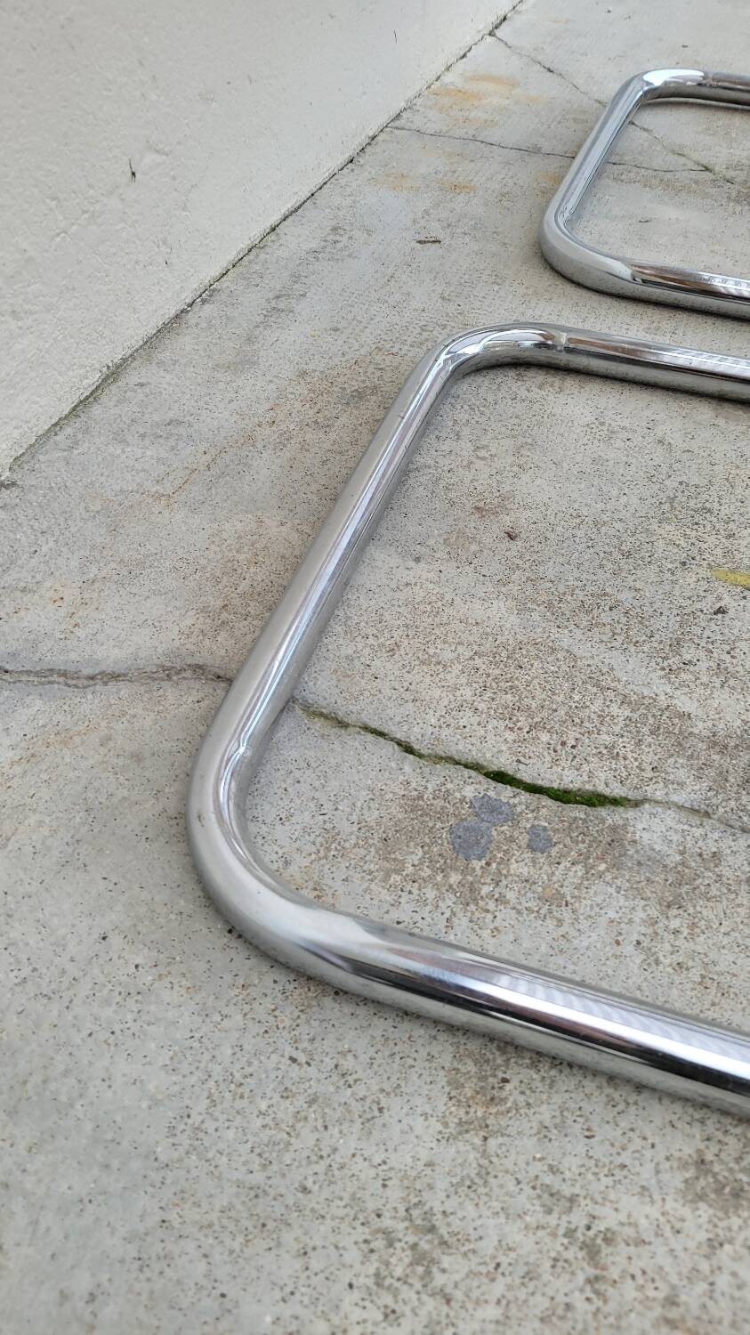 Paire de chaises Marcel Breuer modèle B32 signé Italy.