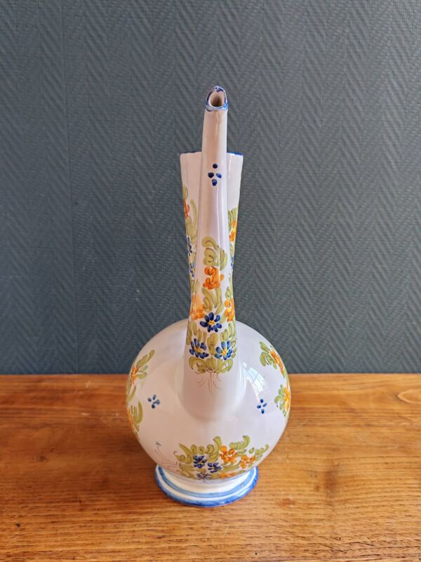 Aiguière, pichet vintage en faïence émaillée à décor floral peint à la main