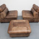 Ensemble de 2 chauffeuses et repose-pieds en cuir de buffle des années 1970